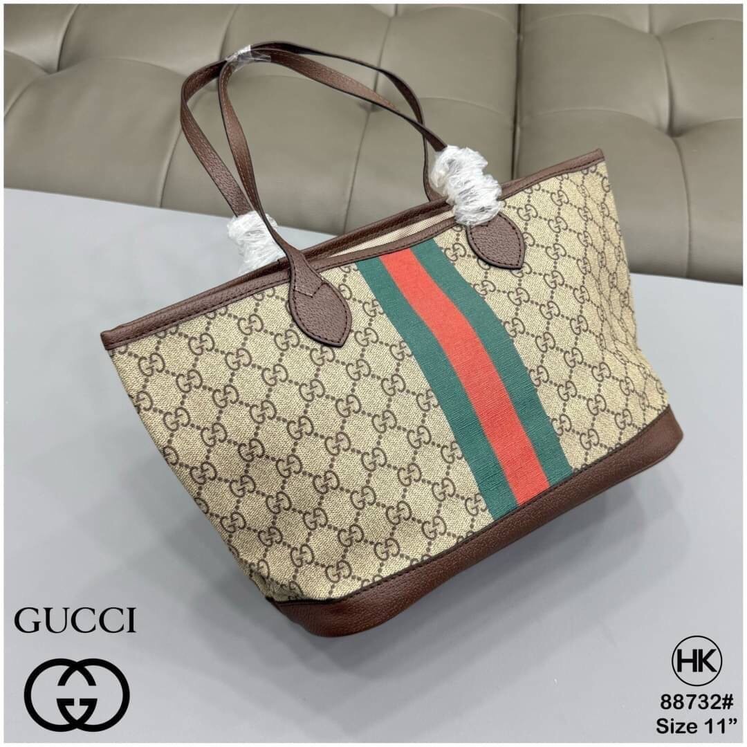 GUCCI Ophidia Small Tote Bag กระเป๋าทรงโท้ทขนาดกำลังสวย ใช้งานง่าย โดดเด่นด้วยลายคาดสีเขียวแดงเป็นเอกลักษณ์แบรนด์ สวยเรียบหรู คลาสสิคไม่มีเบื่อ ภายในโล่งกว้าง ใช้สะพายเป็น everyday bag เหมาะมากๆ