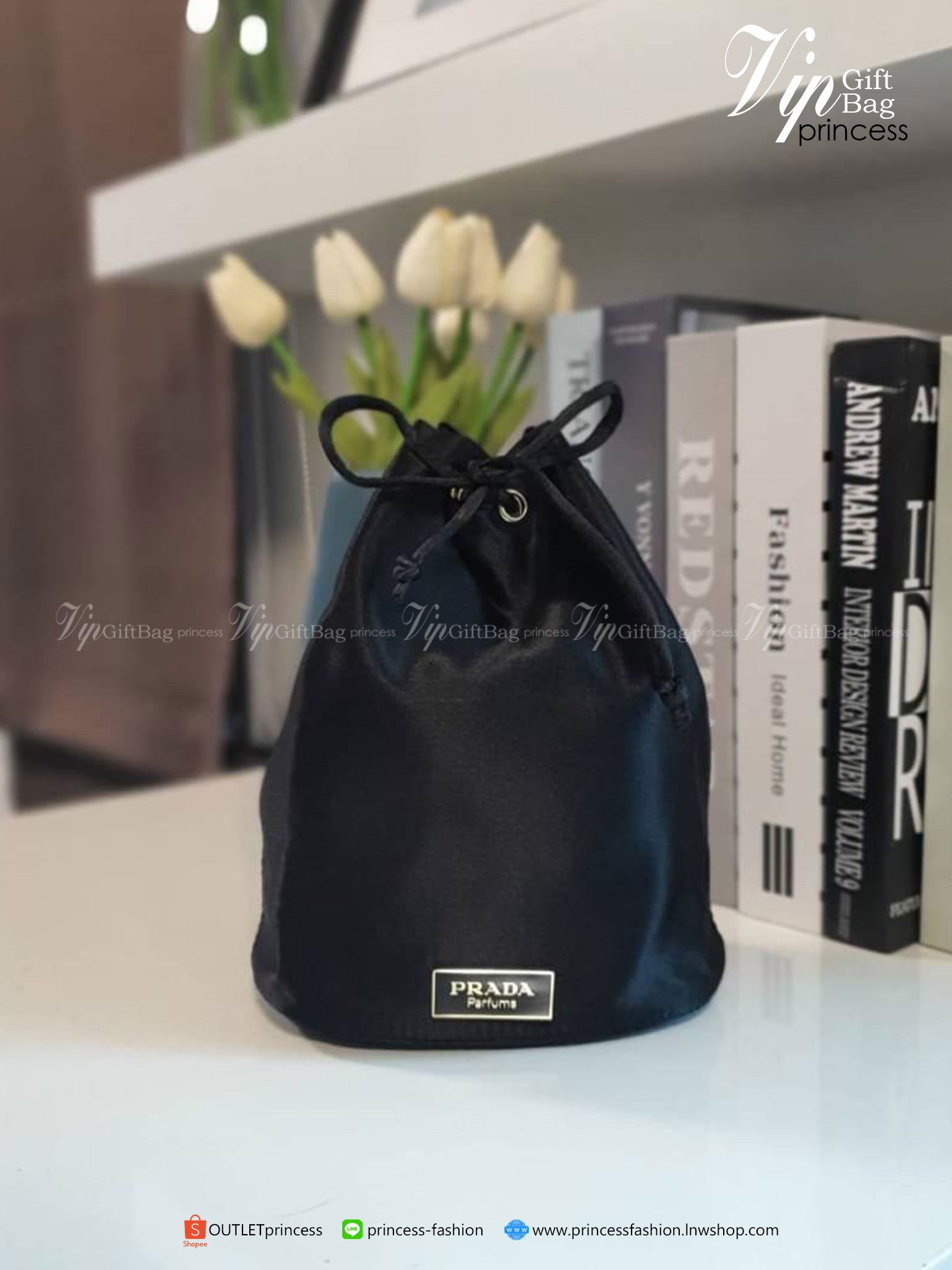 พรีเมี่ยมกิ๊ฟแท้ 100% Prada กระเป๋าใส่เครื่องสำอางค์เอนกประสงค์ หรือ Cosmetic Bag ไซส์น่ารักทรงขนมจีบ