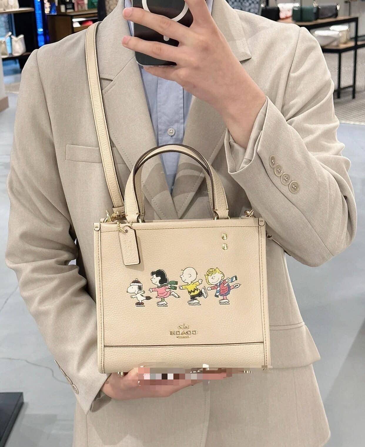 Coach X Peanuts Dempsey Tote 22 With Snoopy And Friends Motif CE850 คอลเลคชั่นใหม่ น้องน่ารักเกินต้านไปมาก!! กับกระเป๋าทรงโท้ท ไซส์กำลังสวย ดีไซน์ ลายการ์ตูนยอดฮิต ที่ใครๆก็ต้องรู้จัก พิมพ์คมชัดลงบนหนัง pepble ผิวสัมน่าใช้ ปากกระเป๋ามีกระดุมแม่เหล็กปิดกัน