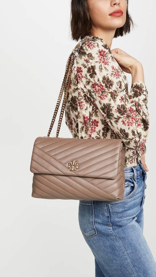 Large : Tory Burch Kira Chevron Quilted Convertible Leather Crossbody Bag เป็นกระเป๋าที่ใช้ในการออกงานสำคัญหรือวันที่มีปาร์ตี้สังสรรค์ คุณควรเลือกใช้กระเป๋าที่มีดีไซน์สะดุดตา เพราะจะช่วยยกระดับและเพิ่มเสน่ห์ให้กับตัวคุณเองมากยิ่งขึ้น หากเป็นงานทางการ เช่น