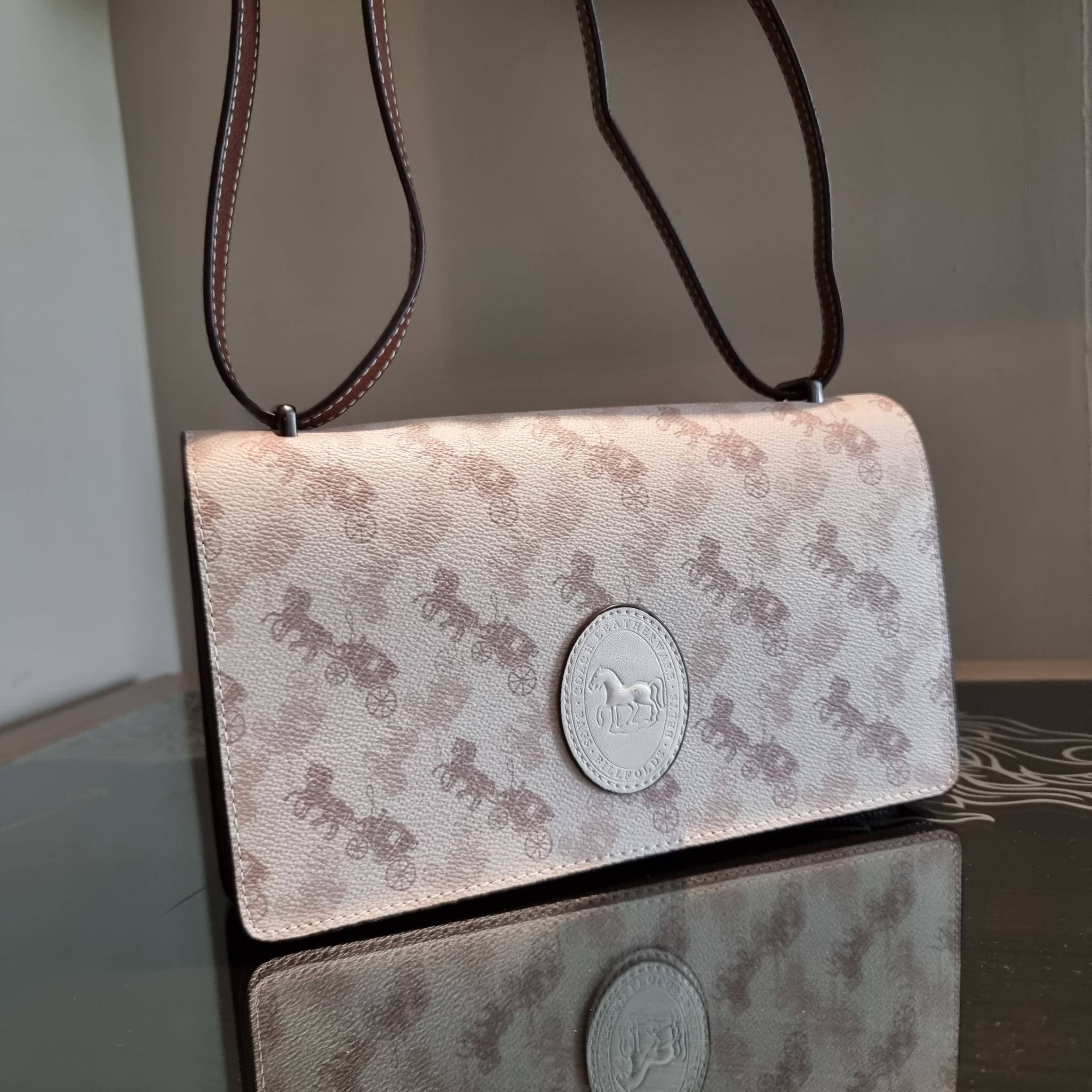 OUTLET 】COACH 88343 CAMILLE CROSSBODY WITH HORSE AND CARRIAGE PRINT AND ARCHIVE PATCH คอลเลคชั่นหายาก ที่สาวๆตั้งตารอ!! ด้วยดีไซน์ลุคผู้ดี ตกแต่งลวดลายออกมาดูโดดเด่น กับกระเป๋าสะพายที่ปรับใช้ได้หลายหลายสไตล์ สะพายไหล่สายคู่ สะพายข้างสายเดี่ยว หรือจะเอาสาย