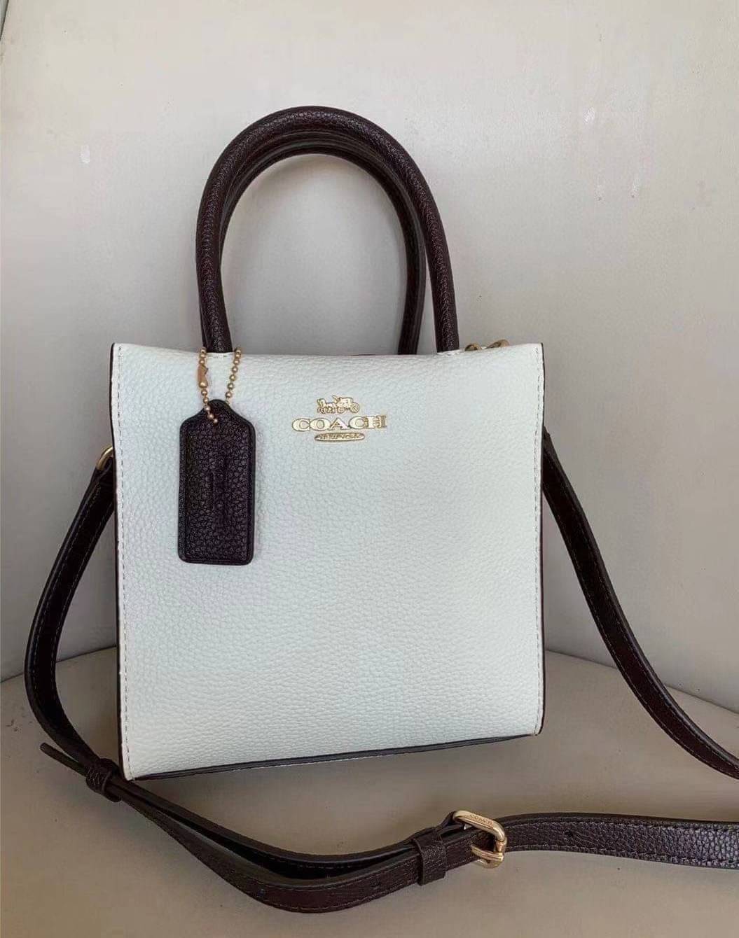 COACH MINI CALLY CROSSBODY IN SIGNATURE ((3599, 2184, 5693, 2134, 2183)) พร้อมส่งที่ไทยทันที! กระเป๋าสะพายครอสบอดี้ร์ กระเป๋าครอสบอดี้โท้ทมินิไซส์ รุ่นใหม่สุดฮอต!! ใบจริงคือน่ารักม้ากกกก!! สวยอยู่ทรง น่ารักน่าใช้ ทรงTote ปากกระเป๋าเปิดปิดแบบแม่เหล็ก ภายใน