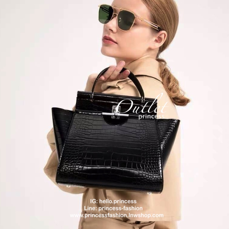 New arrival!! CHARLES & KEITH CROC-EFFECT TRAPEZE BAG กระเป๋าสะพายรุ่นใหม่ล่าสุด วัสดุหนังเรียบเงาสวย นิ่ม น้ำหนักเบา อะไหล่เงิน เปิดปิดกระเป๋าแบบกดล็อก ด้านในโล่งกว้างมีช่องซิปสำหรับใส่ของ ใส่กระเป๋าสตางค์ใบยาว Iphone+ได้ทุกรุ่น มาพร้อมสายสะพายยาวถอด-ปรั