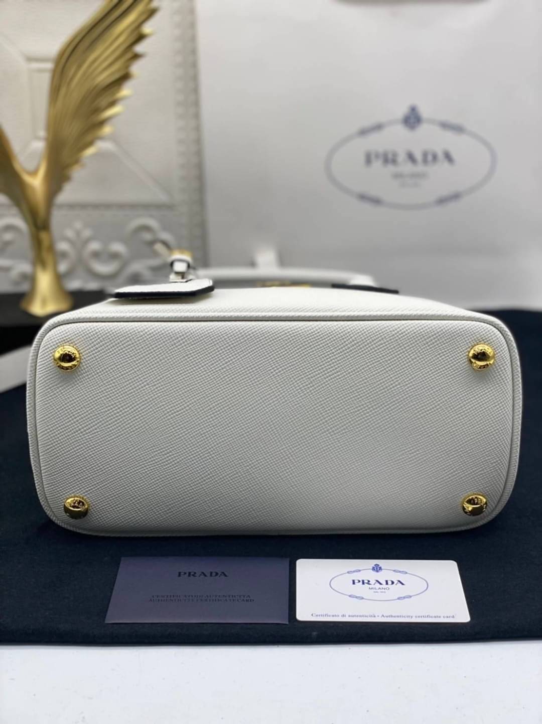 25cm Prada Small Saffiano Leather Double Bag / Prada Double Bag กระเป๋าสะพายพราด้า อีกหนึ่งรุ่นฮิต ให้พื้นที่จุของกว้างขวาง เป็น Tote Bag ใช้งานง่าย ได้ทุกที่ ทุกโอกาส ด้วยขนาดของกระเป๋าที่สามารถจุของได้หลากหลาย เป็นอีกรุ่นที่เหมาะสมสำหรับการเป็น Everyday