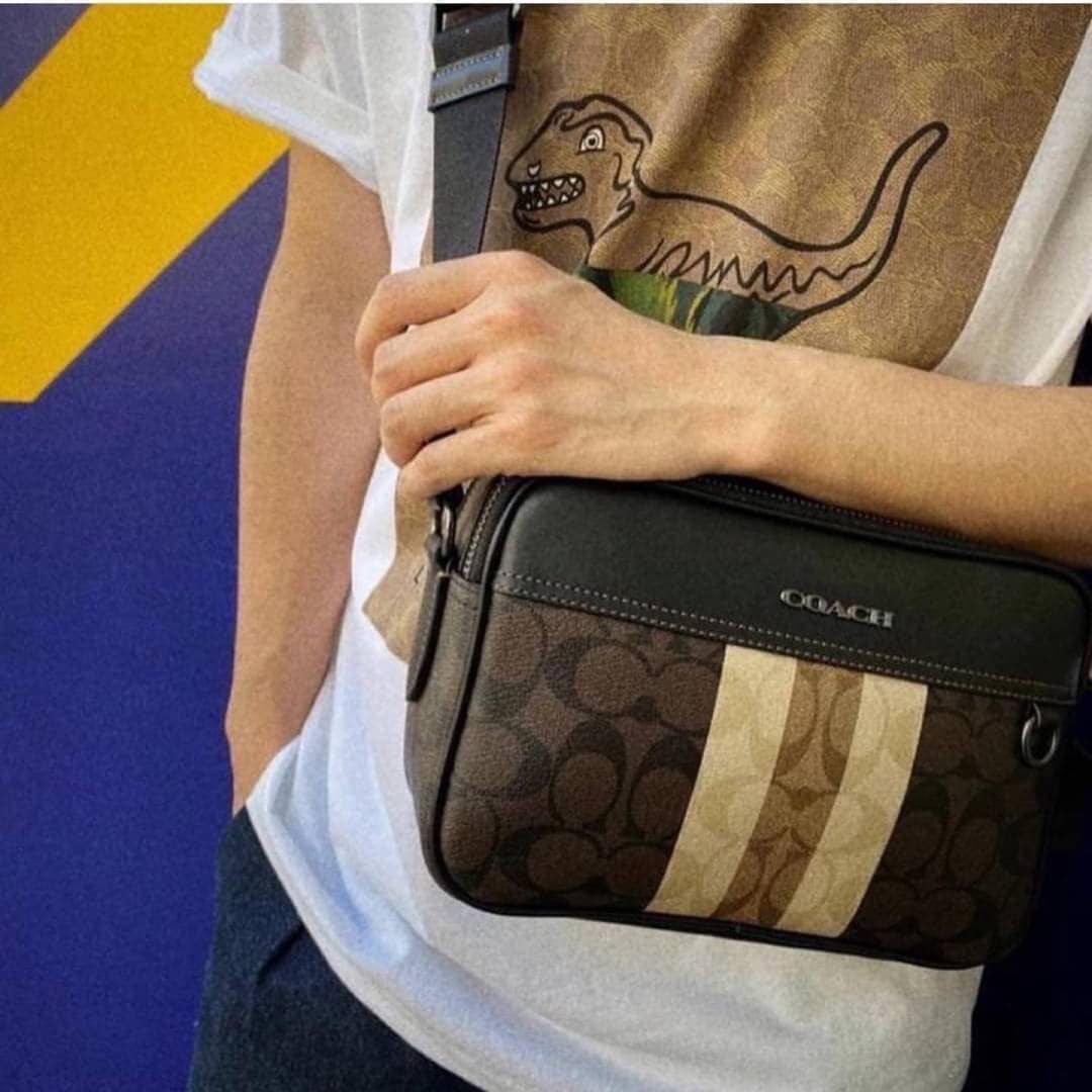 COACH GRAHAM CROSSBODY IN BLOCKED SIGNATURE CANVAS WITH VARSITY STRIPE C9965 อีกหนึ่งกระเป๋าครอสบอดี้รุ่นยอดฮิตสำหรับหนุ่มๆ ที่สาวๆก็ใช้ได้!! ดีไซน์ใหม่เพิ่มดีเทลความแพงไปอีก รูปทรงคลาสสิค ใช้งานสะดวก ง่ายต่อชีวิต วัสดุหนังแคนวาสเคลือบลายสลับหนังแท้ ด้านห