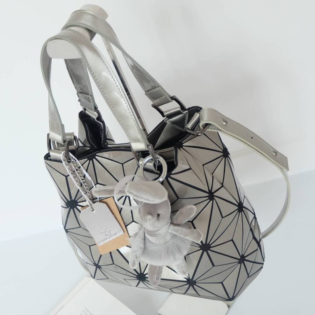 David Jones กระเป๋าสะพายข้างดีไซน์เกร๋มาก สีสวยหรูมาก ขนาดกะลังดีเลย น้ำหนังเบามากคะ สีใหม่ Bright gold