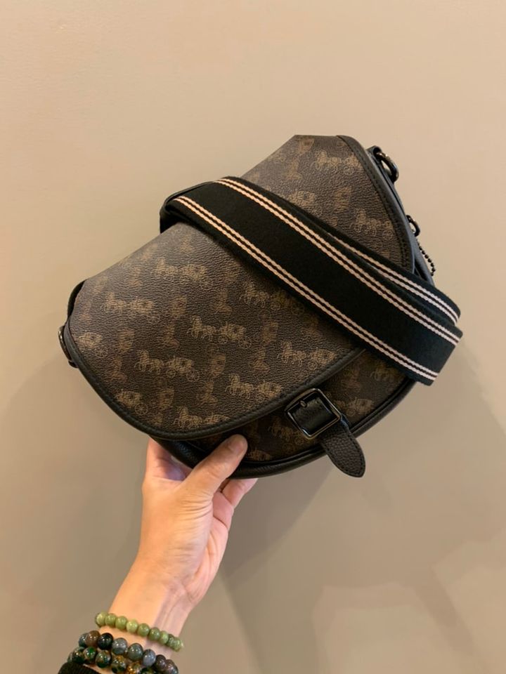 OUTLET 】COACH HITCH CROSSBODY WITH HORSE AND CARRIAGE PRINT พร้อมส่งที่ไทย