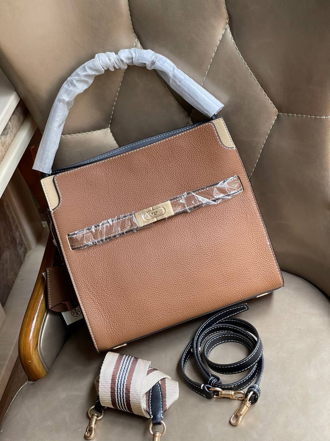 Tory burch lee radziwill pebbled small double bag กระเป๋า Lee Radziwill Double Bag สุดหรู ที่คำนึงถึงการเลเยอร์หนังและหนังกลับอย่างประณีตลงไปในงานดีไซน์ สามารถปรับปากกระเป๋าได้ 3 แบบตามต้องการ พร้อมนำเอาความเป็น American Luxury มาตีความใหม่ผ่านแง่มุมของคว