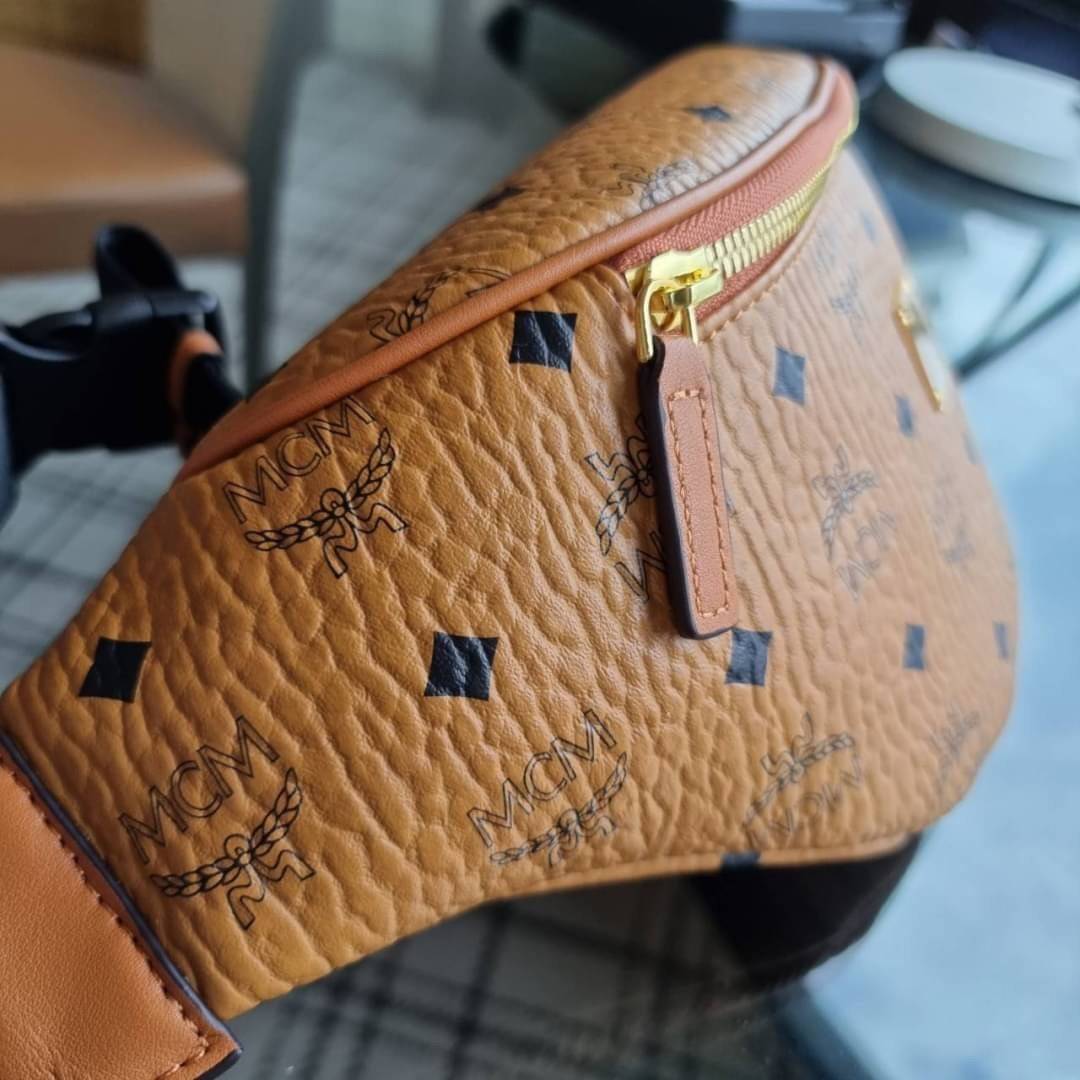 M.C.M STARK BELT BAG IN VISETOS รุ่นยอดฮิต!! หนุ่มๆสาวๆใช้ได้ไม่มีเบื่อ!! 🎉⭐️⚡️🛎 กระเป๋าคาดอกรุ่นขายดี ลายวิเซโต้เอกลักษณ์ ทั้งสปอร์ตและดูหรูในตัว ใช้งานง่าย ได้ทุกลุค วัสดุหนังแคนวาสคุณภาพดี มีช่องซิปหลัก และซิปรอง ภายในเป็นช่องโล่