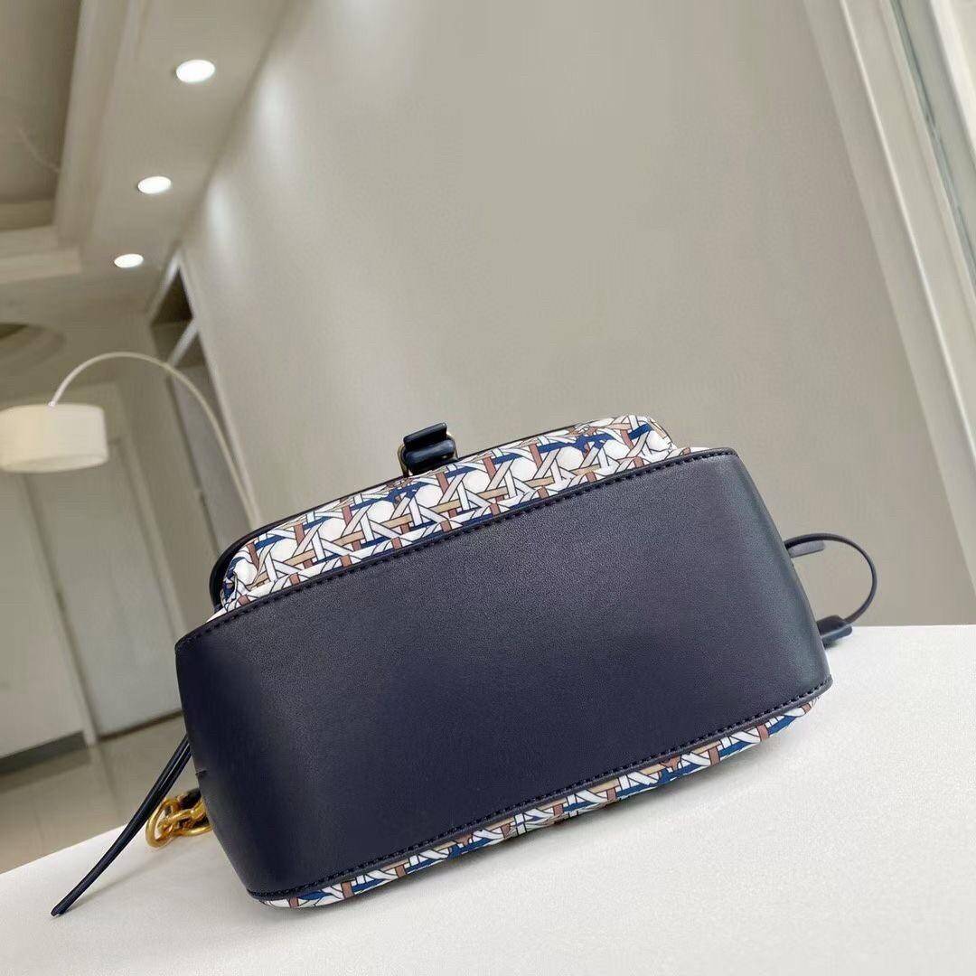 ของแท้ 💯% 】Tory Piper Printed Crossbody 80486 กระเป๋าถือ สะพายข้างหรือ Crossbody ได้ วัสดุผ้า nylon ด้านในโล่งมี1ช่องซิป และ1ช่องใส่ของจุกจิก ซับในผ้าสวยหรู