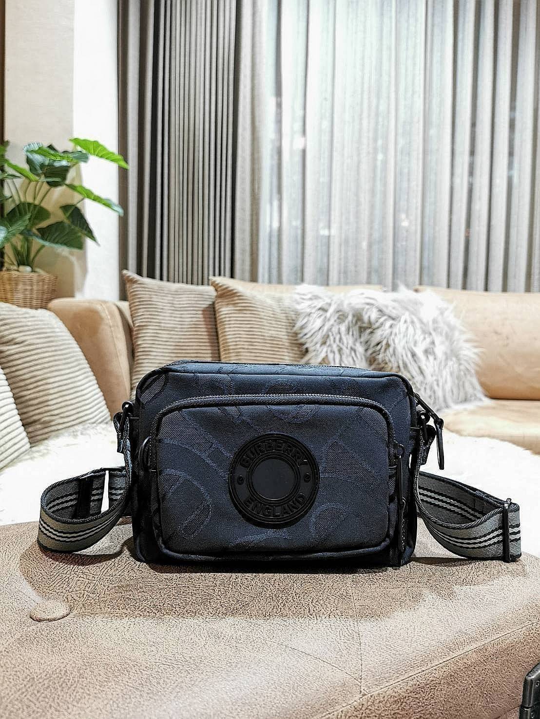 BURBERRY FRAGRANCES MONOGRAM CROSSBODY BAG VIP GIFT WITH PURCHASE (GWP) พรีเมี่ยมกิ๊ฟ Limited จากน้ำหอม BURBERRY 100% POLYAMIDE (Nylon & Canvas) ลาย Monogram น้ำหนักเบา มีโลโก้ด้านหน้าเปิดปิดด้วยซิปหัวซิปแบรนด์ ด้านหน้ามีช่องซิป ด้านหลังมีช่องใส่ของ ภายใน