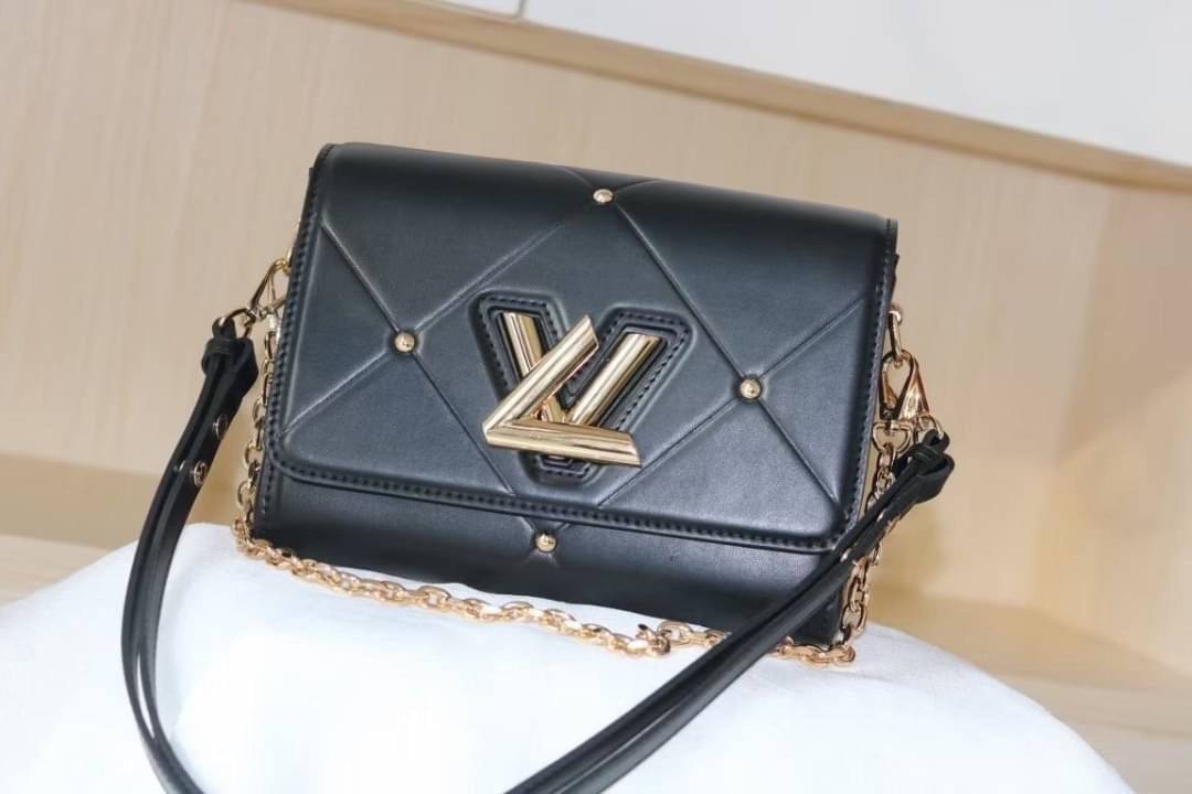 หนังแท้ LOUIS VUITTON Epi Twist Shoulder Bag MM พร้อมส่งที่ไทย เกรดออรินอลงานหนังแท้ทั้งใบ ภาพสินค้าถ่ายจากงานขายจริง ใช้งานต่างประเทศได้