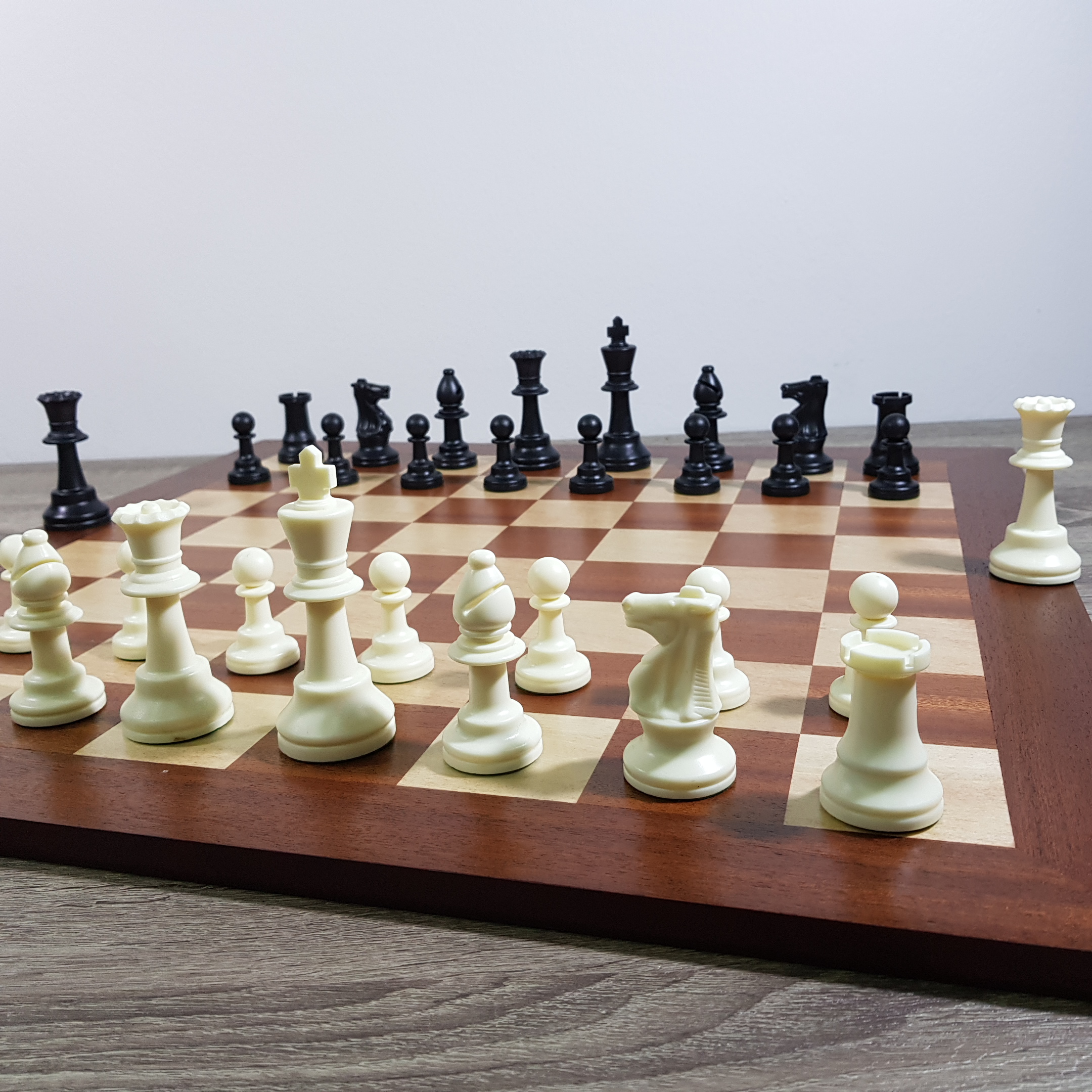 ชุุดหมากรุกสากลกระดานไม้ช่องขนาด 5.5x5.5 cm.พร้อมตัวหมากวัสดุเรซิ่นมีที่ถ่วงน้ำหนัก
