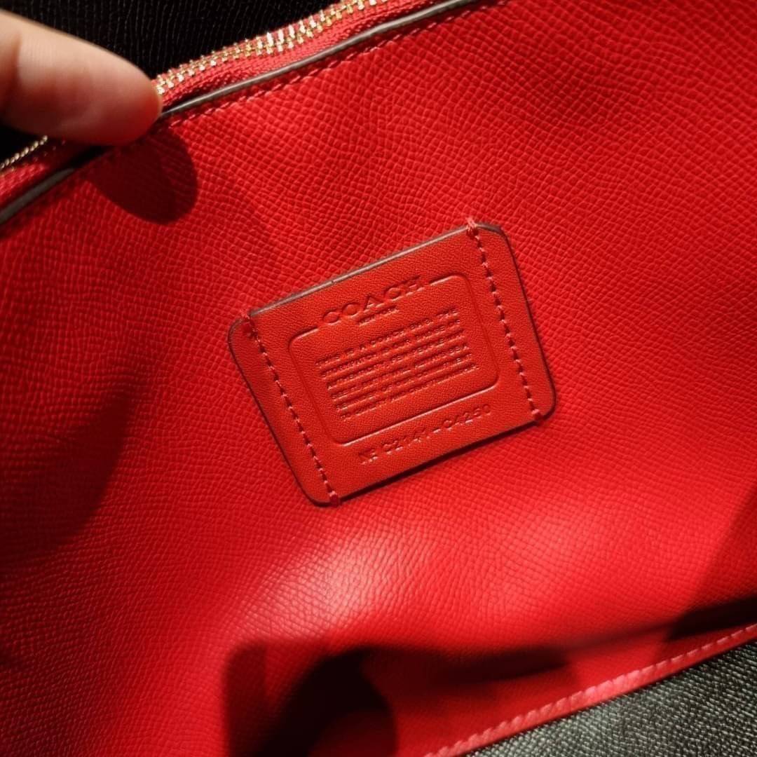 OUTTLET 】COACH MOLLIE TOTE 25 (C4250 C4084) น้องคนสวยอีกหนึ่ง!! กระเป๋าโท้ทไซส์เล็กที่สาวๆหลงรัก ดีไซน์คลาสสิคเหมือนเดิม เพิ่มเติมคือสะดวกขึ้นเยอะ!! ย่อส่วนมาจากใบใหญ่เป๊ะๆ น่ารักน่าใช้มากๆ วัสดุหนัง crossgrain ทนทาน ใช้งานง่าย เรียบหรูดูดีม้าก!! ภายในโล่