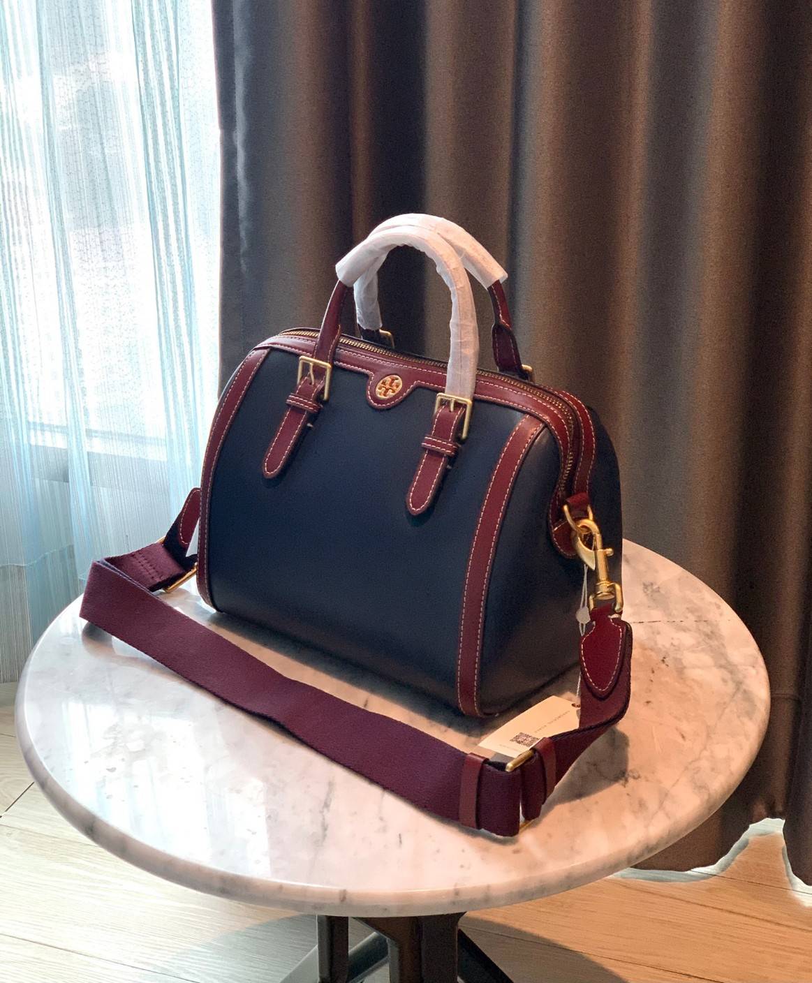 TORY BURCH T Monogram Color-block Barrel Duffle พร้อมส่งที่ไทย สวยก่อนใคร ใบใหญ่ ใส่จุไปเลยจ้าา😘 ✔️กระเป๋าทรงหมอน วัสดุหนังแท้ชั้นดีที่สุด หนังเรียบนิ่มสวย ✔️เปิดปิดกระเป๋าด้วยซิปคู่แบบมีหนังห้อย ภายในกว้างมากสำหรับไซด์นี้ หายห่วงไปเ