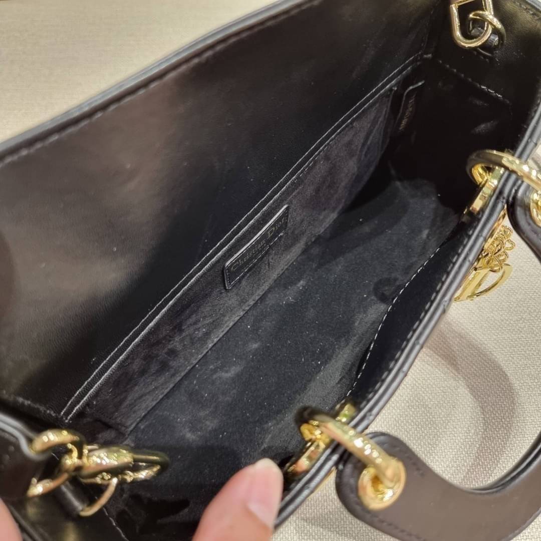 Medium Lady D-Joy Bag Cannage Lambskin / CD LADY D-JOY BAG ดีไซน์ใหม่ อัพเลเวลความหรู กับกระเป๋าสะพายข้างที่รอบนี้ดีไซน์รูปทรงโฉมใหม่ ใช้งานง่ายขึ้น สะดวกใช้มากขึ้น