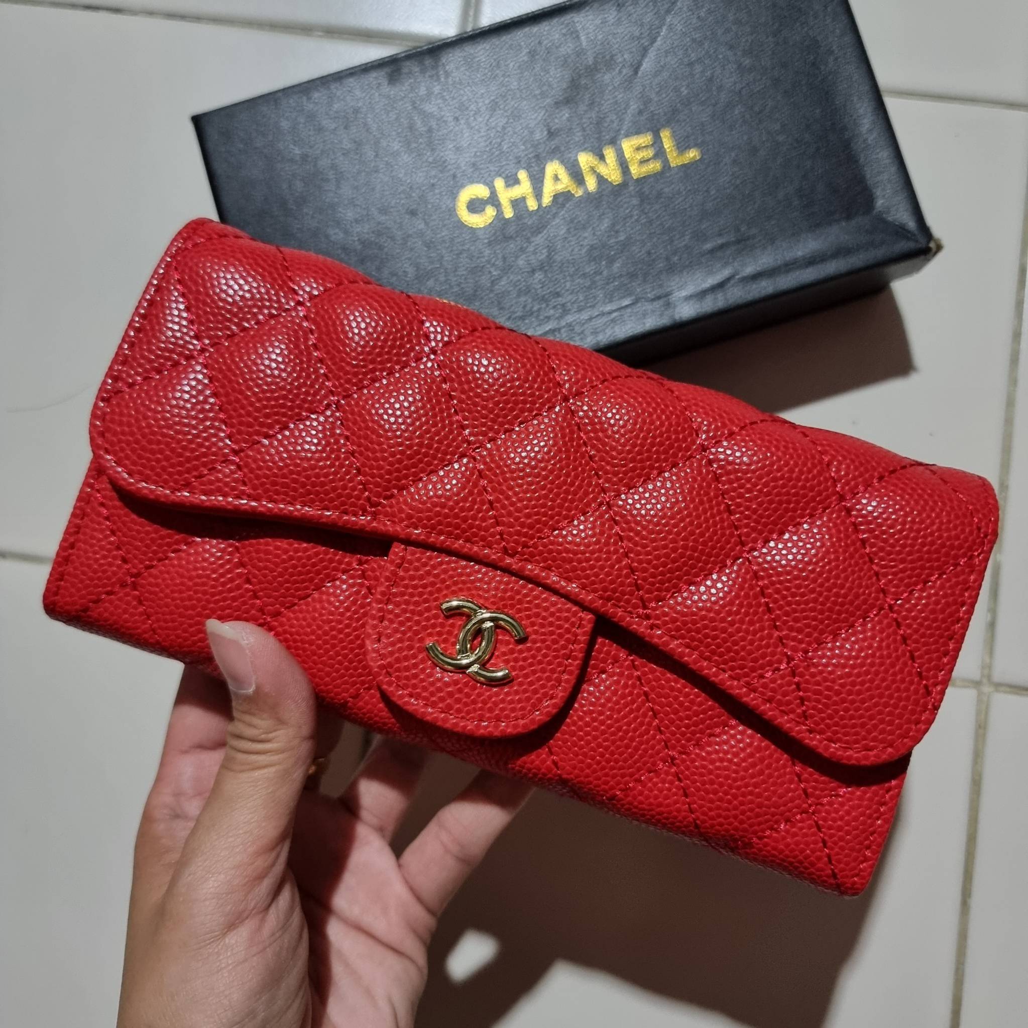 VIP 】กระเป๋าสตางค์ใบยาวรุ่นฝาพับที่ถามหากันมากที่สุด!! สวยรับทรัพย์จาก Chanel วัสดุหนังลายคาร์เวีย ลุคผู้ดีที่สุด เปิด-ปิดด้วยกระดุมแม่เหล็ก ภายในกระเป๋ามีช่องใส่บัตรได้เยอะ ใส่ธนบัตร ใส่เหรียญได้ มีช่องซิปแยกอีกหนึ่งช่อง ดีไซน์เรียบหรูดูคลาสสิค!! สาวๆห้า