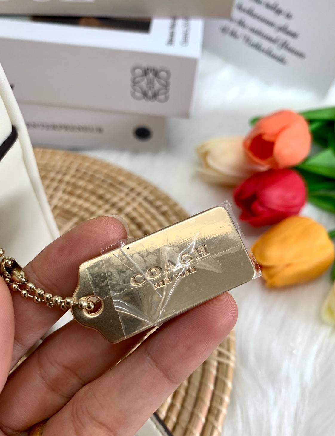 COACH C1569 JES CROSSBODY WITH LINEAR QUILTING ใหม่ล่าสุด!! กระเป๋าสะพายข้าง รุ่น 2 ซิป ใบใหญ่จุใจ ดีไซน์ใหม่ เพิ่มลูกเล่นให้ดูหรูหรายิ่งขึ้น วัสดุหนังสังเคราะห์บุเป็นลายเส้นสวยงาม เปิด-ปิดด้วยซิป 2 ช่องหลัก ใช้งานง่าย ทรงสวยมากๆรุ่นนี้ มาพร้อมสายสะพาย cr