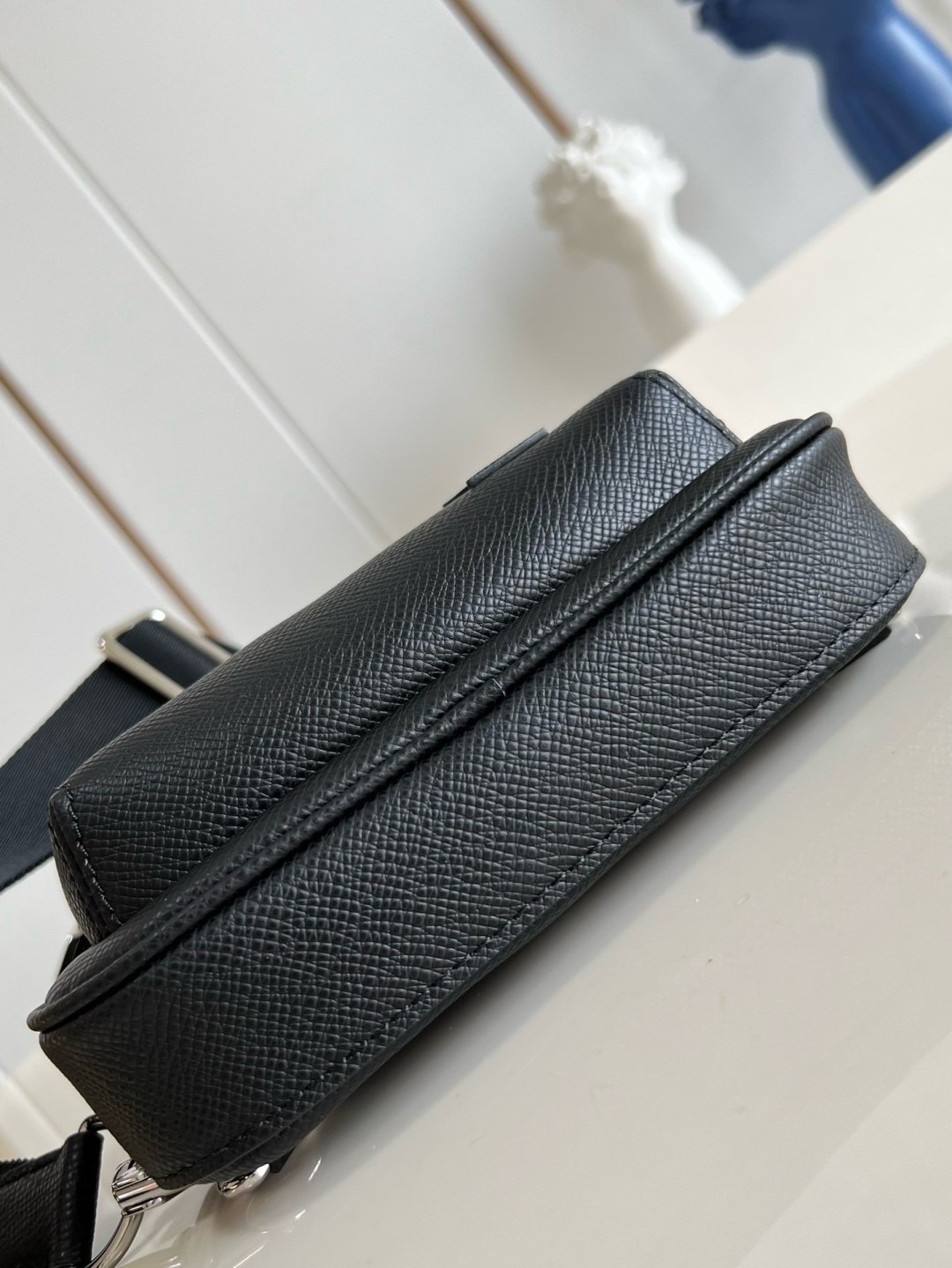 LV Avenue Slingbag NM Taiga Leather กระเป๋าสะพาย/คาดอก หนังไทก้าสวยคลาสสิก สง่างามตลอดกาล มีไว้ไม่มีเอาท์ ท่านชายควรมีมากค่ะ เกรดท็อป ออริ เทียบแท้ 1:1 เกรดดีสุด