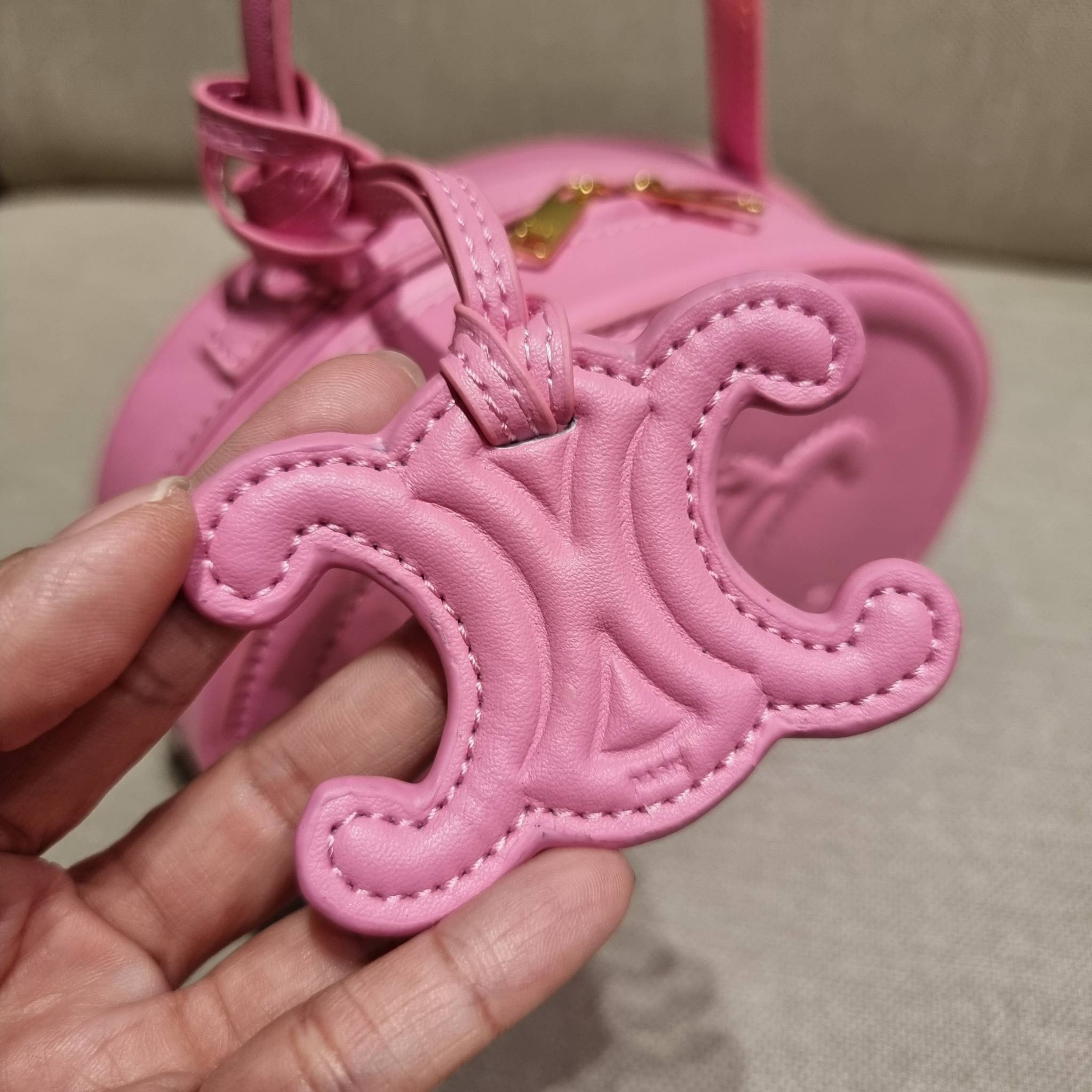 VIP 🥂 CELINE OVAL MINAUDIERE CUIR TRIOMPHE น้องน่ารักม้ากกกก!! น่ารักตะโกนไปเลย!! กับกระเป๋าทรง oval รุ่นแรร์ไอเท็ม ที่หายาก และ sold out ไปหลายรอบ!! น้องใบกะทัดรัด สำหรับสาวๆที่ชอบพกพกของแบบง่ายๆ ให้ชีวิตไม่ยุ่งยาก คล้องแขนใช้งานเก๋ๆ วัสดุหนังสัง