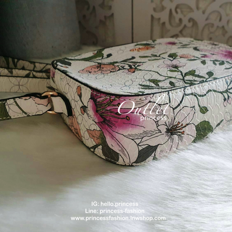 GUESS FLORA CROSSBODY BAG กระเป๋าสะพายหนังพิมพ์ลายดอกไม้อะไหล่สีโรสโกลด์ดูอ่อนหวาน ด้านหน้าติดโลโก้แบรนด์ เปิดปิดด้วยซิป ด้านในโล่งกว้าง มีช่องซิปเล็ก สามารถใส่กระเป๋าสตางค์ใบยาว มือถือ ของจุกจิกได้เยอะ ขนาดกำลังดีนะคะ ตัวจริงสวยน่าใช้มากๆค่า