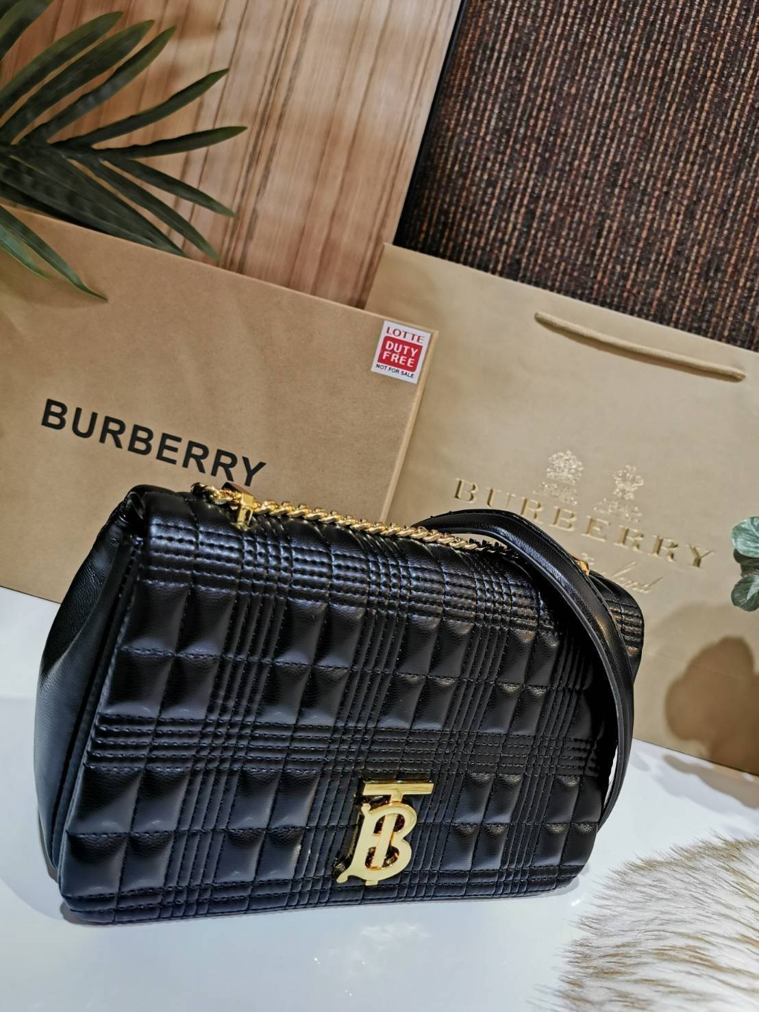 BURBERRY FRAGRANCES QUITED LAMBSKIN BAG VIP GIFT WITH PURCHASE GWP พรีเมี่ยมกิ๊ฟ Limited จาก BURBERRY Perfume DutyFree หนังแท้ Lambskin นิ่มสวยหรูดูดี เปิดปิดด้วยฝาปิดสัญลักษณ์รูปตัวB ภายในโล่งกว้าง ใส่มือถือ กระเป๋าสตางค์ได้ มาพร้อมสายสะพายโซ่ทองต่อหนังร