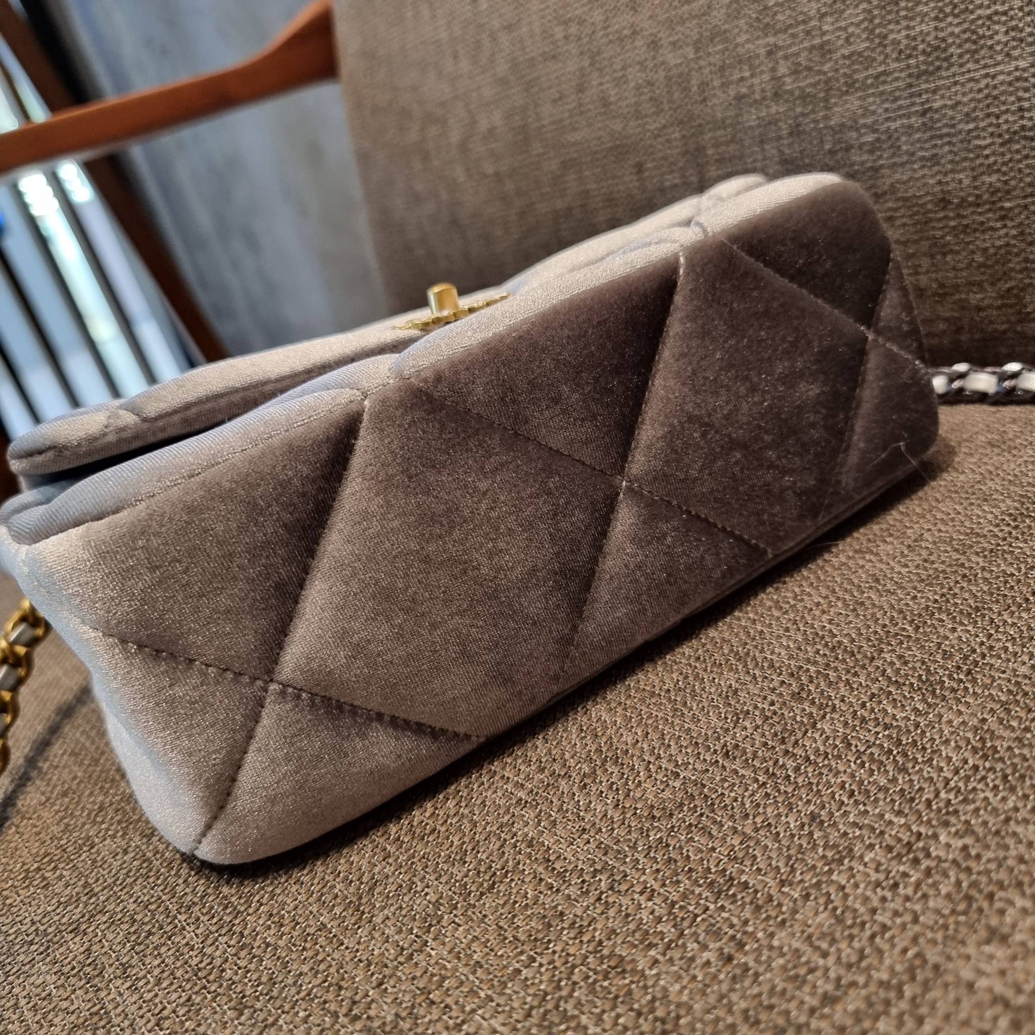 ไม่มองไม่เหลียวไม่ได้แล้ว!! ความหรูที่โดดเด่นจากผ้ากำมะหยี่ สร้างดีเทลผู้ดี ลูกคุณมากๆ Chanel vip boutique กระเป๋าสะพายจาก duty free ในราคาสุดประหยัด!! ดีไซน์เลิศ ตกแต่งด้วยโซ่ทูโทน ลงตัวแบบไม่มีที่ติ เปิด-ปิดด้วยตัวบิดล็อค ภายในโล่งกว้าง ใส่กระเป๋าสตางค์