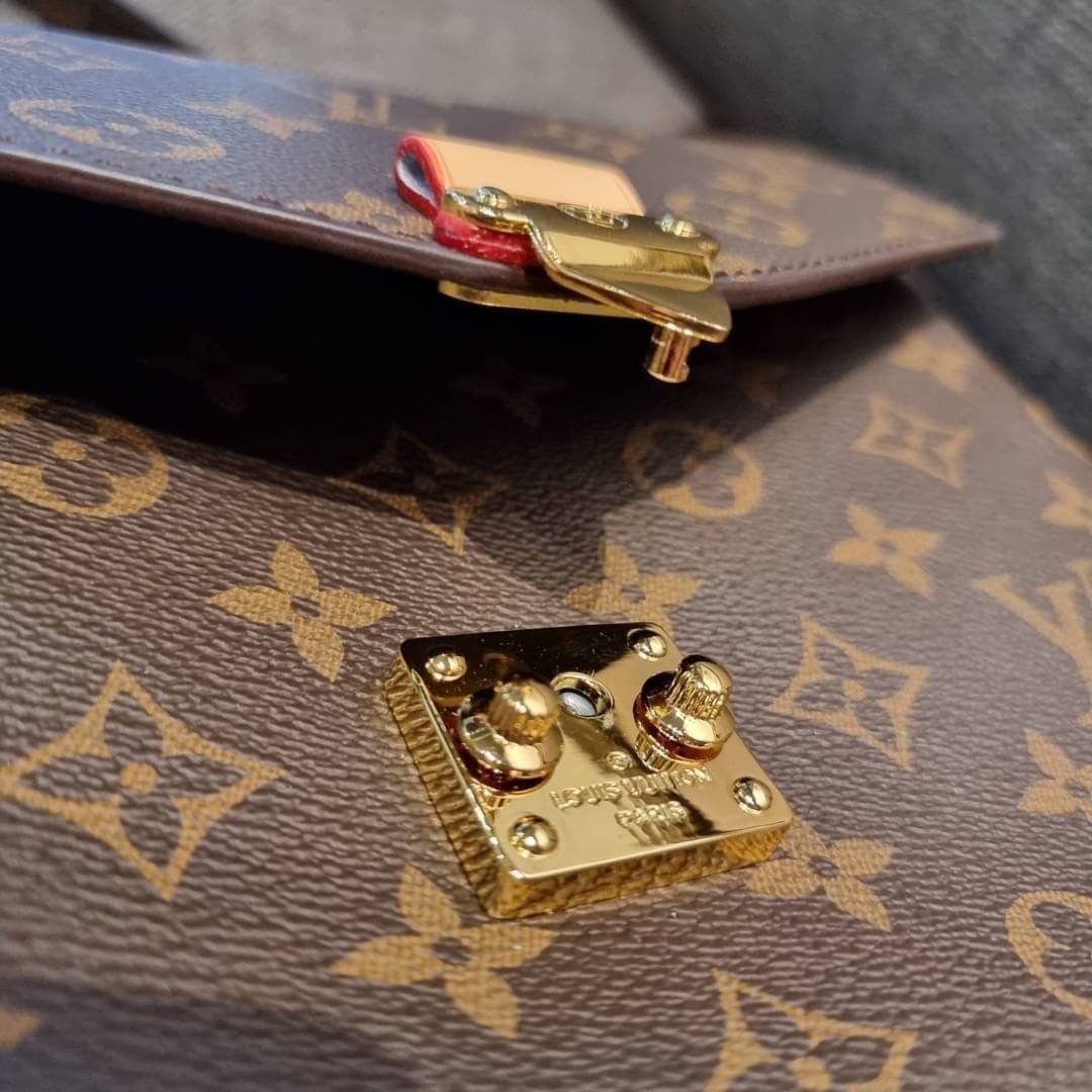 ยกระดับให้ตัวเอง กับไอเท็มสุดเลิศ ที่สาวๆตามหา LV pochette metis กระเป๋าถือ/สะพายทรงสวย คลาสสิค ดีไซน์เรียบง่าย แต่แฝงความหรู วัสดุหนังแคนวาสคุณภาพดี เปิดปิดด้วยตัวบีบล็อค ด้านหลังมีช่องซิปแยก ภายในซับสวยงามมาก ดูแพงที่สุด แบ่งสัดส่วนดูเหมาะ น่าใช้จริงๆ ส