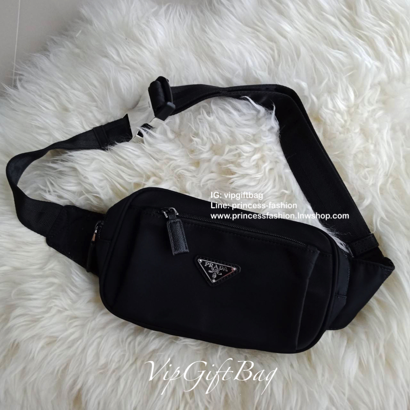 รีวิวเพิ่มค่าา ละครดังยังใช้นะค้าฟ **กระเป๋าคาดอก จากแบรนด์ Prada วัสดุทำจากผ้าNylon อย่างหน้า อยู่ทรงสวยเลยคะ ขนาดกะทัดรัด ใส่มือถือ บัตรเครดิต ได้เหลือๆคะ ด้านหน้ามีช่องซิปแยกให้คะ ด้านในบุผ้าลายแบรนด์อย่างดี มีป้ายโลหะแบรนด์ พร้อมช่องใส่ของแยกอีกด้วยคะ