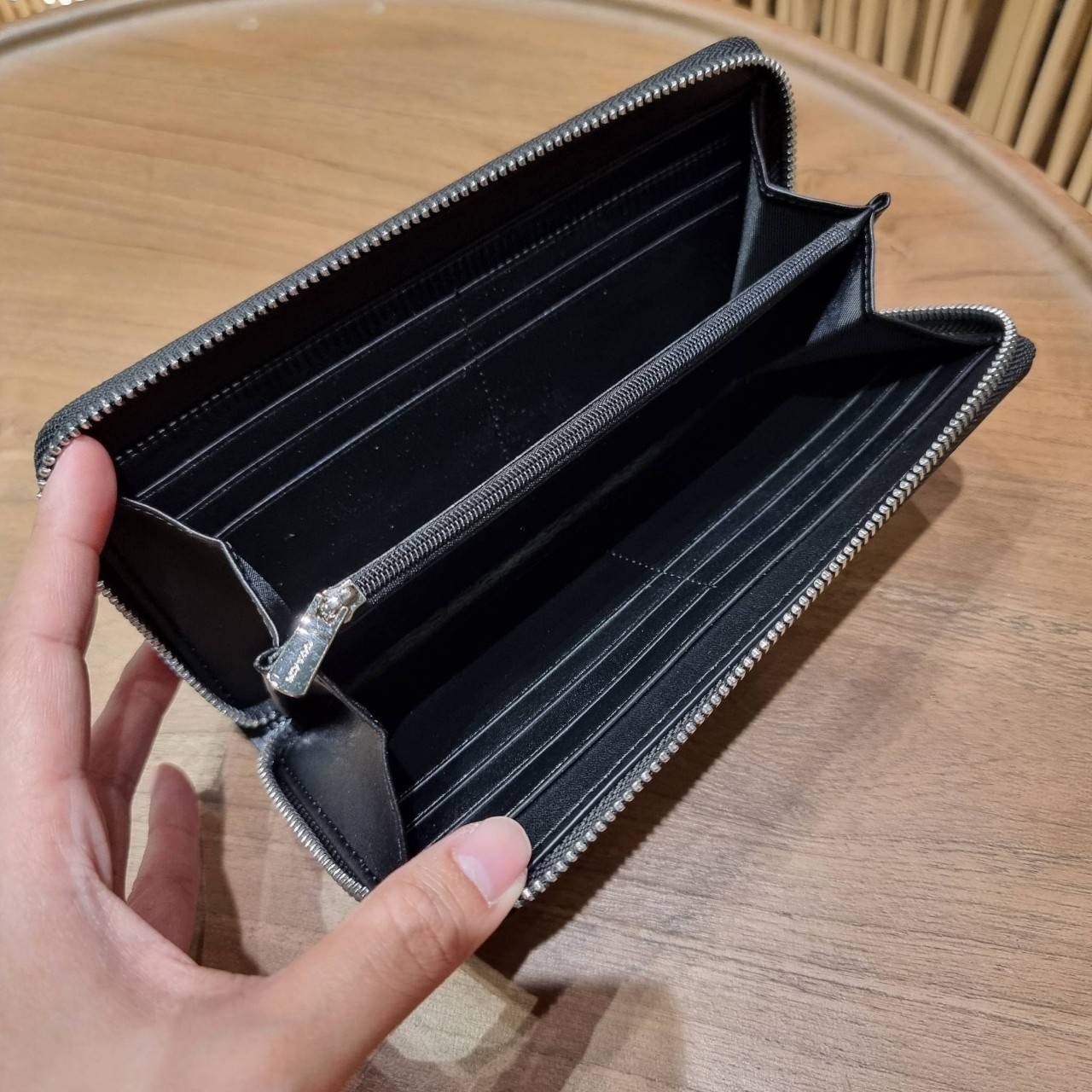 COACH ACCORDION ZIP WALLET IN SIGNATURE CANVAS WITH PRAIRIE ROSE / JUMBO FLORAL / CAMO ROSE FLORAL / MEDLEY BOUQUET PRINT ((F31572/F39189/F26290/F2859)) สวยคลาสสิคไม่มีใครเกิน!! กระเป๋าสตางค์ใบยาว ลวดลายสวย สีสันโดดเด่น วัสดุหนังแคนวาสเคลือบ เปิด-ปิดด้วยซ