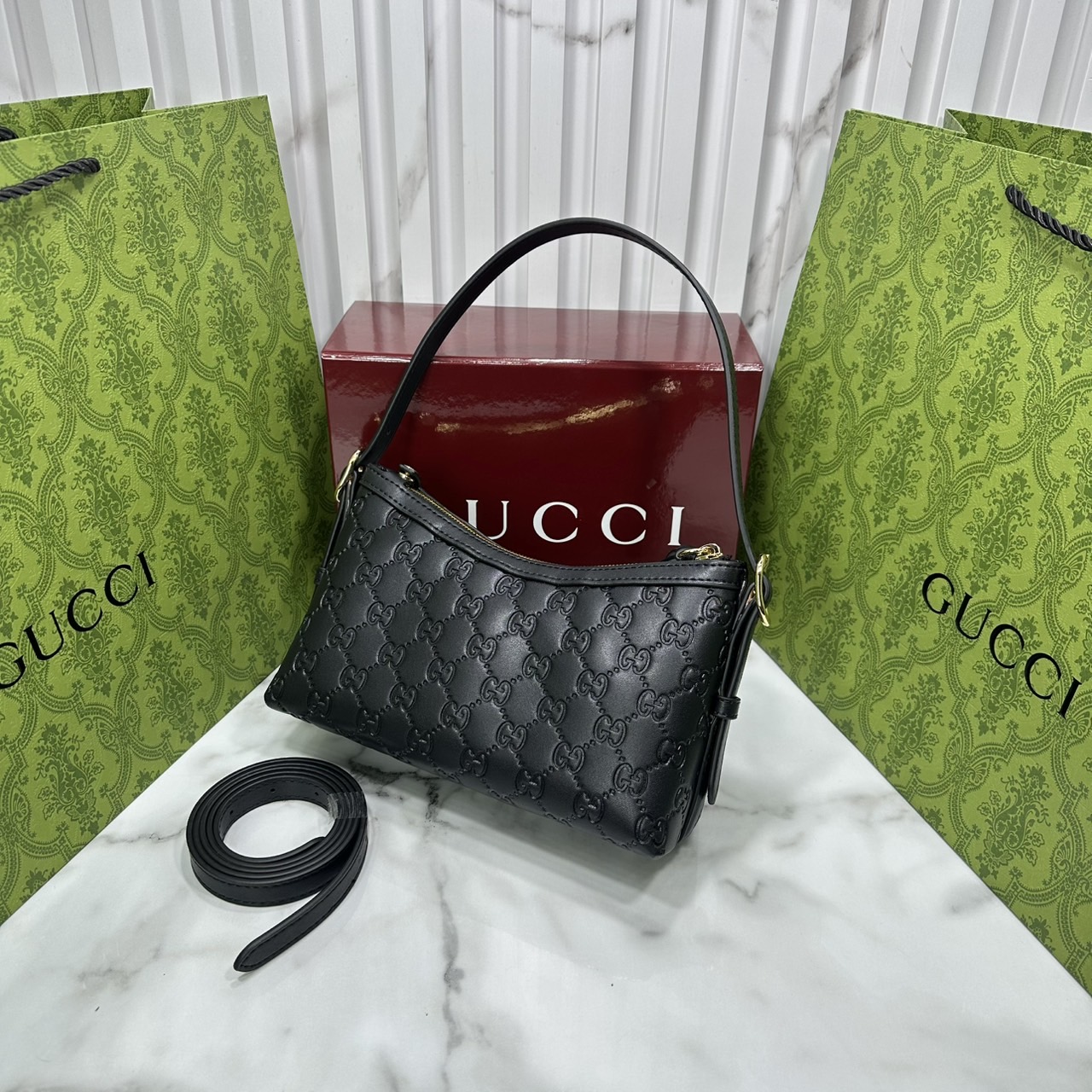 ORI หนังแท้ | Gucci GG Emblem small shoulder bag กระเป๋าสะพายทรงพอช ถือ/คล้องไหล่เก๋ๆหรือสะพายข้างได้ ทรงสวยคลาสสิค มีอะไหล่ห่วงสำหรับห้อยพวงกุญแจได้ เป็นไอเท็มต้องมีและยกเป็น everyday bag ได้เลย