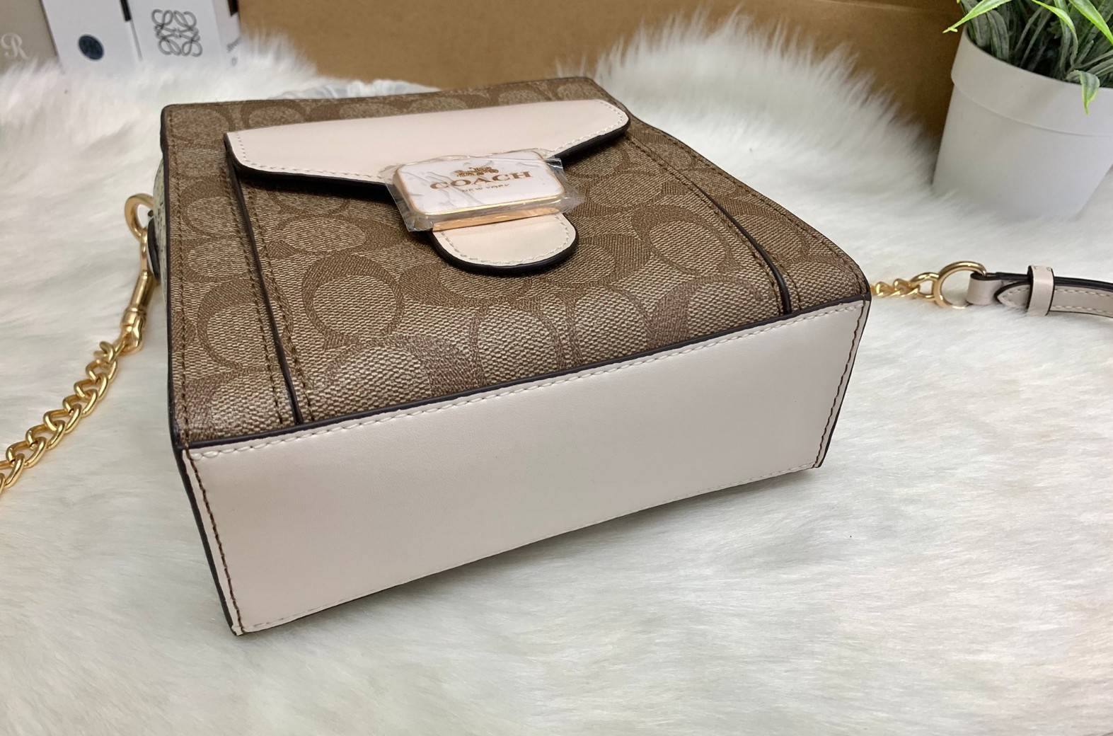 น้องเข้าใหม่ ไม่มีไม่ได้แล้ว ต้องรับไปดูแลเลยค่าา❤️ COACH MINI PEPPER CROSSBODY IN SIGNATURE ((C7227)) 📣พร้อมส่งที่ น้องใหม่ล่าสุดค่าา! กระเป๋าสะพายครอสบอดี้ร์ หรือหิ้วออกงานก็สวยไม่น้อยทีเดียวค่ะ หนังแท้นิ่มสวย หูหิ้วและด้านข้างกระเป๋าทำลา