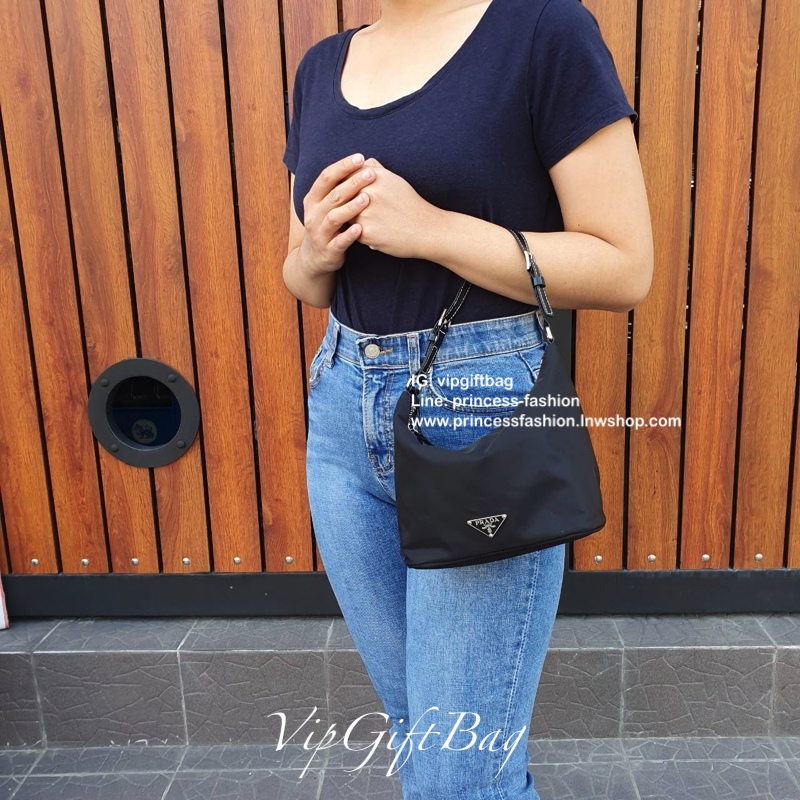 Prada Hand bag" วัสดุทำจากผ้า Nylon อย่างดี สายทำจากหนังถัก แข็งแรงทนทานสามารถปรับได้3ระดับ อะไหล่เงินปั๊มแบรนด์ ด้านหน้ามีโลโก้แบรนด์หรูหรามาก ตัวกระเป๋าเแดปิดด้วยซิป ภายในมีช่องซิปให้1ช่อง บุผ้าลายแบรนด์ทั้งผมด ทีป้ายโลหะโลโก้แบรนด์ ใส่ ipadmini กร