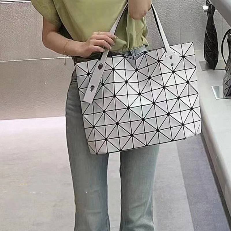 Bao Bao Issey Miyake ROCK MATTE ซีรีส์นี้จะเป็นทรงสี่เหลี่ยมผืนผ้า มีซิปปิดด้านบน ถือเป็นรุ่นที่เหมาะกับการใช้งานในชีวิตประจำวัน สามารถพับมุมและบริเวณด้านล่างของกระเป๋าเพื่อเพิ่มความสะดวกสบายในการใช้งาน ทั้งยังช่วยให้วางกระเป๋าในแนวตั้งได้อีกด้วย แผ่นต่อส