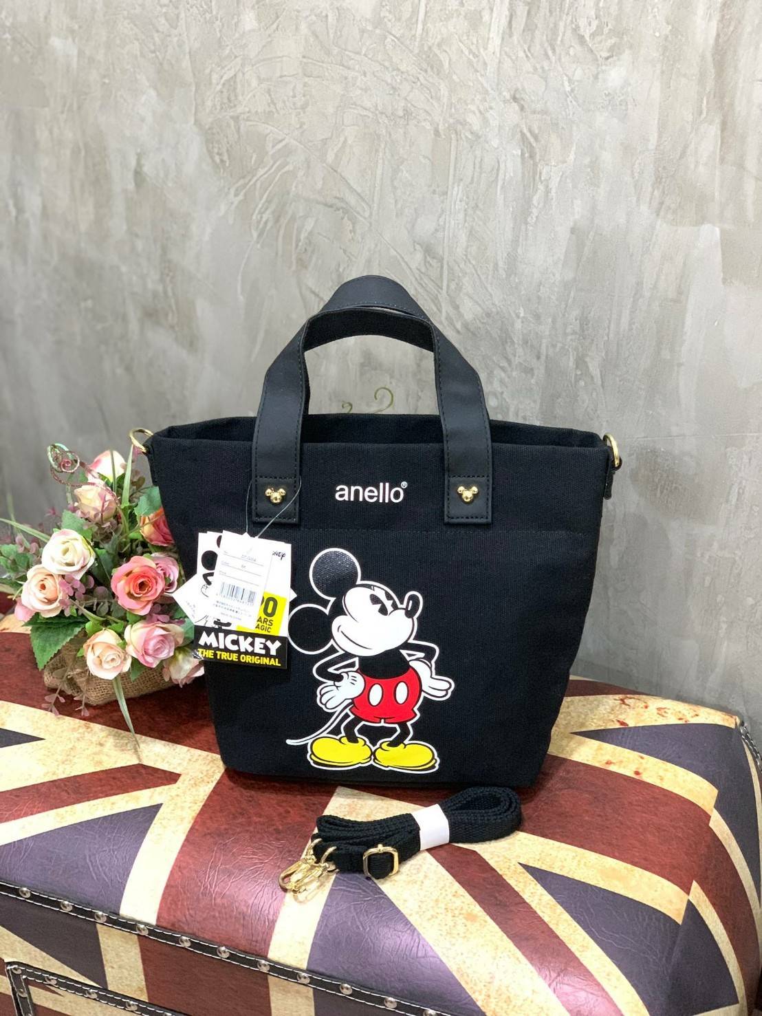 ANELLO MICKEY LIMITED EDITION MEDIUM DT-G004 เอาใจวัยรุ่นกับอีกหนึ่งคอลเลคชั่นน่าสะสมจากมิกกี้ เมาส์และมินนี่ เมาส์ ที่วาดลวดลายของตัวการ์ตูนยอดฮิตลงบนกระเป๋าให้เป็นซิกเนเจอร์กับรูปแบบทรง medium tote ขนาดกลางกำลังดี อีกทั้งยังเลือกใช้วัสดุอย่างผ้า Canvas 