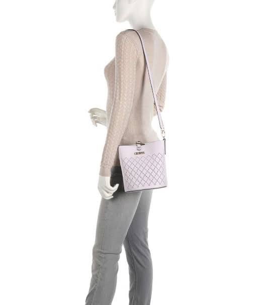 Guess Amara Bucket Handbag ซื้อ 1 ได้ถึง 2 กระเป๋ารุ่นใหม่ล่าสุดทรงถังสุดน่ารัก พิมพ์ลายรอบใบ วัสดุหนังนิ่มคุณภาพดี นิ่ม น้ำหนักเบา ด้านหน้าประดับด้วยโลโก้แบรนด์สวยโดดเด่น เปิด-ปิดด้วยด้วยตัวคล้องอะไหล่เงินสะดวกใช้ ด้านในโล่ง มีสายยาวปรับระดับได้มาให้ มาพ