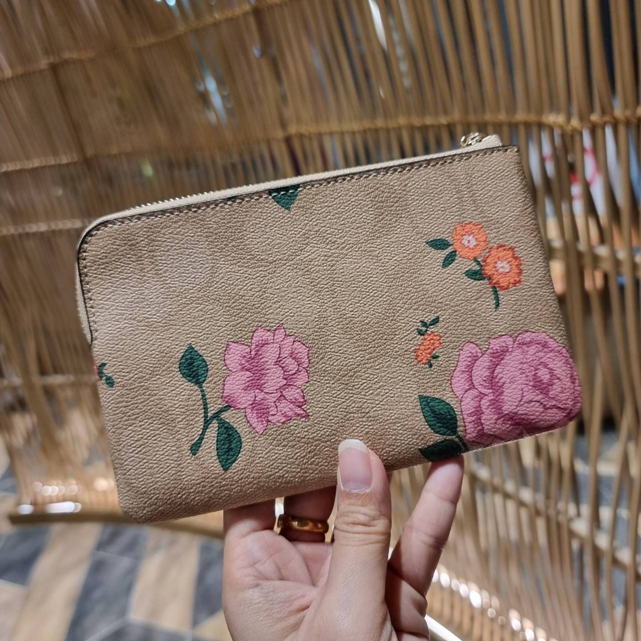 COACH 2972 CORNER ZIP WRISTLET IN SIGNATURE CANVAS WITH BUTTERFLY PRINT มาแล้วจ้า ไอเท็มสุดปัง!! ฮิตไม่เลิก!! พร้อมลวดลายสุดคิ้วท์ น่ารักน่าใช้ขึ้นไปอีก กระเป๋าคล้องมือ ขนาดเหมาะพกพา วัสดุหนังแคนวาส ภายในเป็นช่องโล่ง ใส่ธนบัตร หรือใส่บัตร ใส่เหรียญ ได้หมด