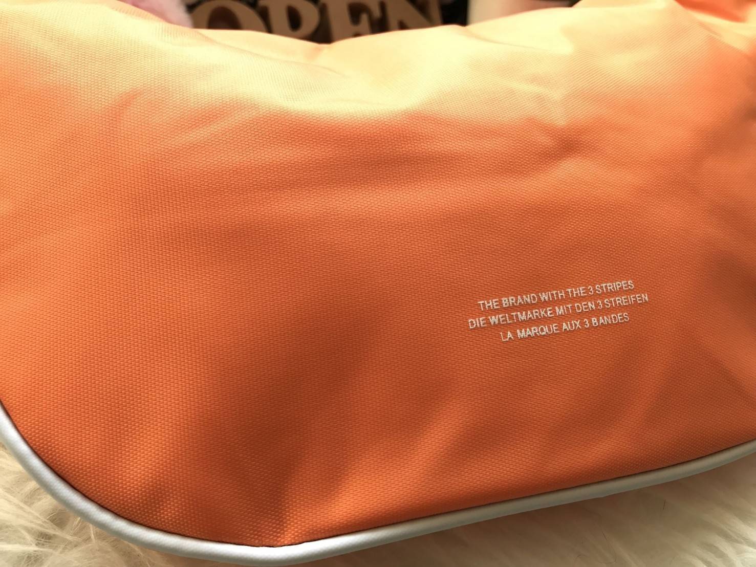 ADIDAS ORIGINALS ADICOLOR WAIST BAG ของมันต้องมี!! กระเป๋าคาดอก/คาดเอวสุดชิค ดีไซน์เรียบง่าย แต่สะพายแล้วเท่ คลาสสิคสุดๆ!! วัสดุ Nylon+Polyester กันน้ำได้ เปิด-ปิดฝากระเป๋าด้วยซิป หัวซิปปั๊มแบรนด์เป็น signature ภายในมีช่องโล่งกว้าง ใส่ของได้พอสมควร ใส่มือ