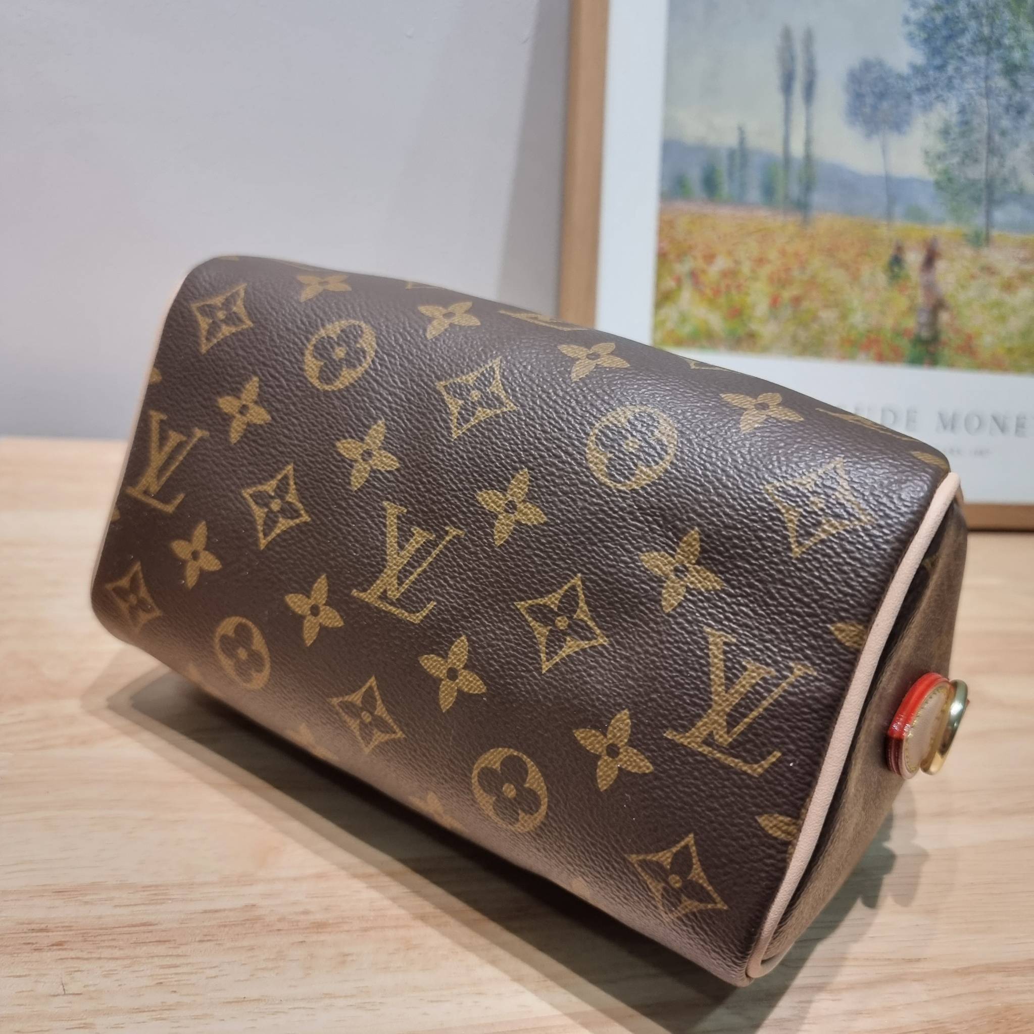 Set 3 ใบ LV Speedy Bandoulière 20 New in!! กับ box set ชวนสะสม ที่จับเอารุ่นยอดฮิต มามิกซ์รวมกับไอเท็มสุดคุ้มของมันต้องมี!! จัดเรียงให้อยู่ในกล่องสุดหรู ไม่ว่าจะตัวกระเป๋า กระเป๋าสตางค์ กระเป๋าจิ๋ว ใบไหนๆก็นำมาใช้งานได้จริง คุ้มค่ามากๆ แถมฟรี! ริบบิ้นลายล