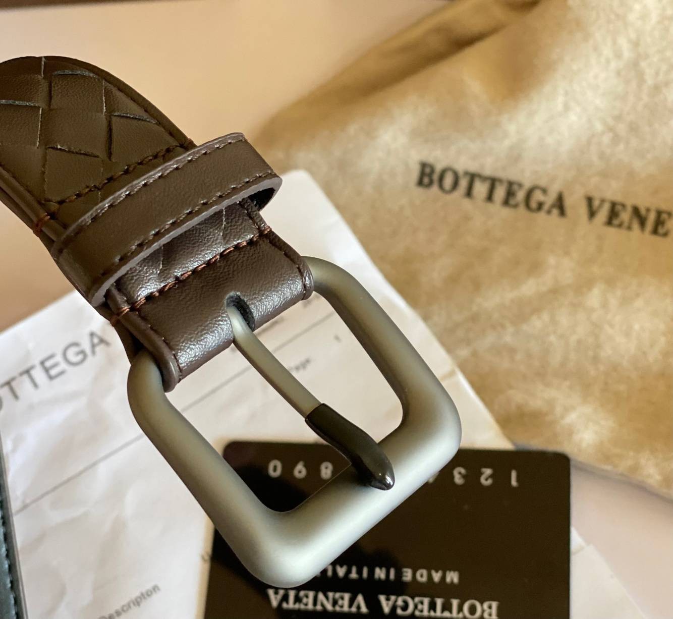 VIP 】♥️ BOTTEGA VENATA BELT เข็มขัดสุดหรูงานหนังแท้ ดีไซน์สุดคลาสสิคสไตล์ พร้อมส่ง 3 สี ภาพสินค้าถ่ายจากงานขายจริง สวยมากค่ะ หนังคุณภาพดีมาก เข้าได้กับทุกลุ๊คสไตล์การเเต่งตัว สวยหรูดูดีมีระดับ ไอเท็มนี้แนะนำเลยค่ะ!