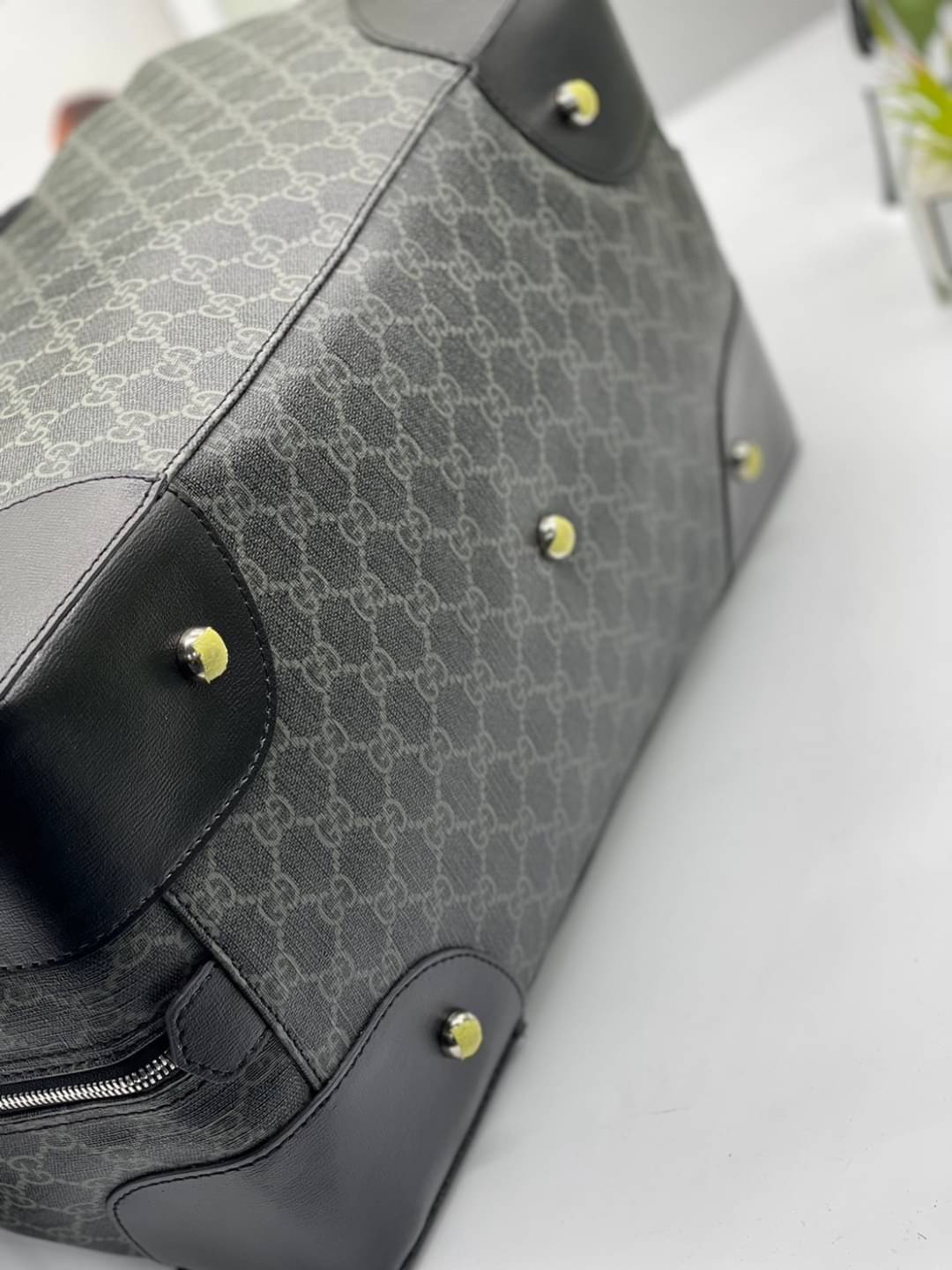 GUCCI Duffle bag with Interlocking G เกรดออริจินอล กระเป๋าใบใหญ่จุใจ 16" ใส่สัมภาระขึ้นเครื่องเดินทางได้ ใส่เสื้อผ้า รองเท้า เอกสาร A4 iPad Notebookได้ หูจับแข็งแรง สายสะพายยาวถอดออกได้ สะพายไหล่หรือ Crossbody ก็ดูดี ใช้ได้ทั้งชายหญิง ภาพถ่ายสินค้าจร