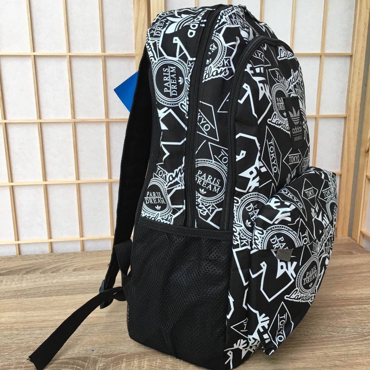 Brand: Adidas Size:46x30x16 cm. Material: 100% Polyester กันน้ำ Bags hardness: Soft Cover Lining Material: Polyester Internal Structure: zipper pocket มีช่องสำหรับใส่ Notebook ,Tablet ในตัวกระเป๋า สายเป้ และด้านหลังบุผ้าตาข่ายนุ่ม รองรับหลัง รูปแบบสวยทันส