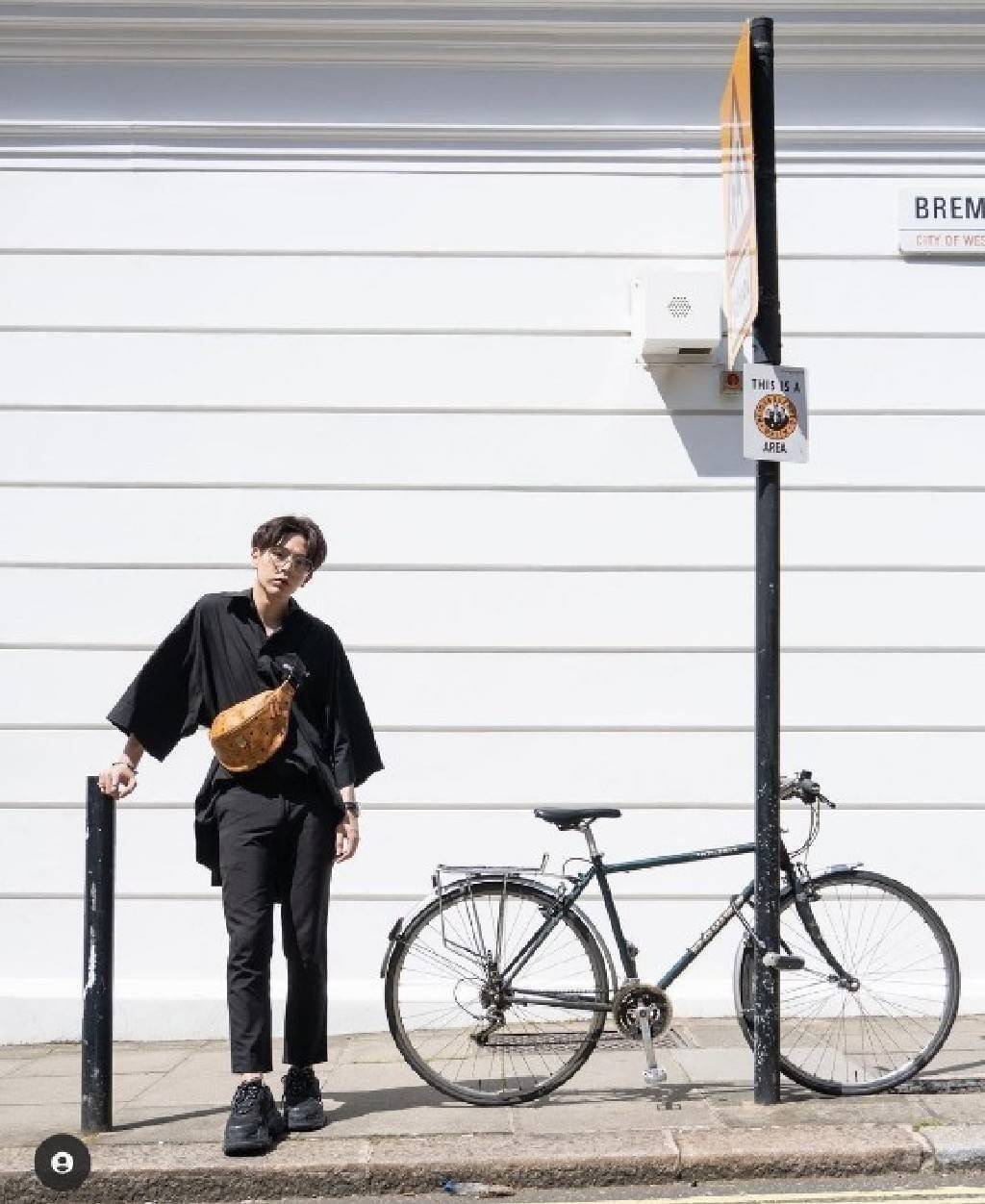 M.C.M FURSTEN BELT BAG IN VISETOS กระเป๋าคาดอกยอดฮิต หนุ่มๆสาวๆใช้ได้ไม่มีเบื่อ รุ่นขายดี ลายวิเซโต้เอกลักษณ์ ทั้งสปอร์ตและดูหรูในตัว ใช้งานง่าย ได้ทุกลุค วัสดุหนังแคนวาสคุณภาพดี มีช่องซิปหลัก และซิปด้านหลังกระเป๋า ภายในเป็นช่องโล่งบุผ้าซับอย่างดี รุ่น un