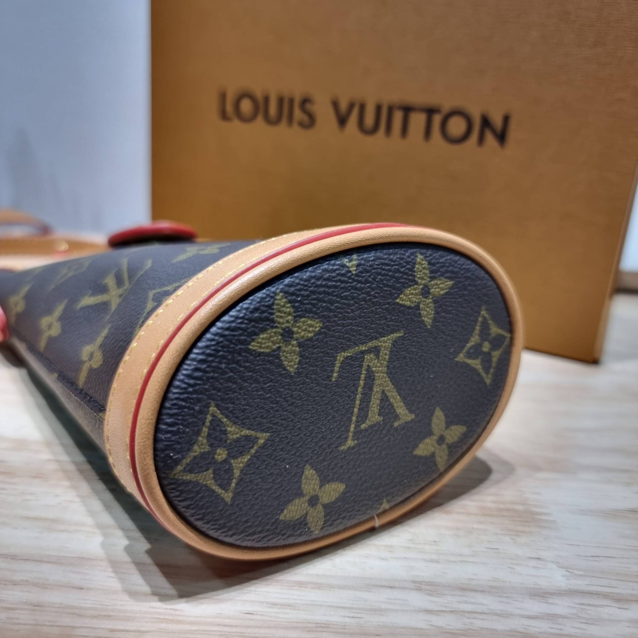 LV FOLD POUCH กระเป๋าสะพายไซส์มินิ น่ารักน่าใช้ มีความกะทัดรัด ไม่เกะกะ แต่สามารถใส่ของจำเป็นได้ ใส่โทรศัพท์ กระเป๋าสตางค์ใบเล็กได้ รูปทรงสวย วัสดุหนังแคนวาส ปากกระเป๋ามีกระดุมแม่เหล็กคาด ใช้งานได้สะดวกยิ่งขึ้น ภายในเป็นช่องโล่ง มาพร้อมสายครอสถอดออกได้ ปร