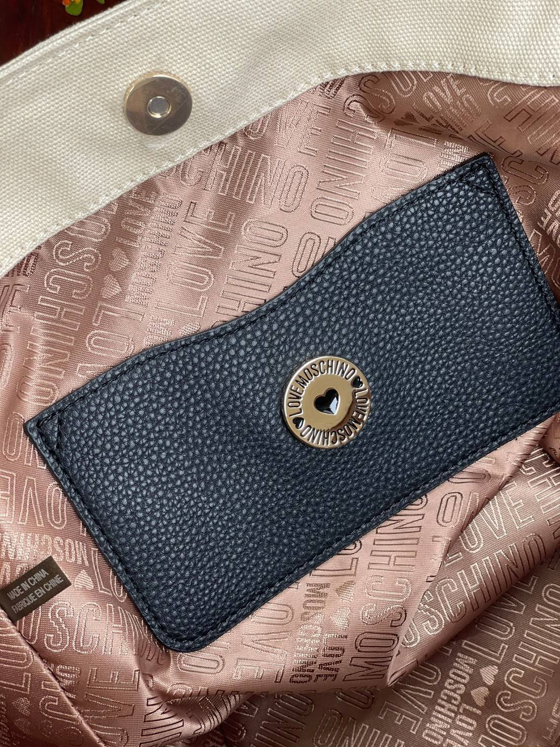 Love Moschino Borsa Donna MOD.JC4333PP07KV VAR.Unica กระเป๋าทรง Tote เป็นกระเป๋าที่สาวๆ ทำงานนิยมมากที่สุด เพราะมีขนาดใหญ่พอเหมาะใส่เอกสารขนาด A4 ใส่ของใช้ของจำเป็นได้ครบสำหรับการใช้งานนอกบ้านใน 1 วัน ถ้าต้องออกไปธุระต่อตอนค่ำก็ยังไม่ใหญ่เทอะทะเกินไป