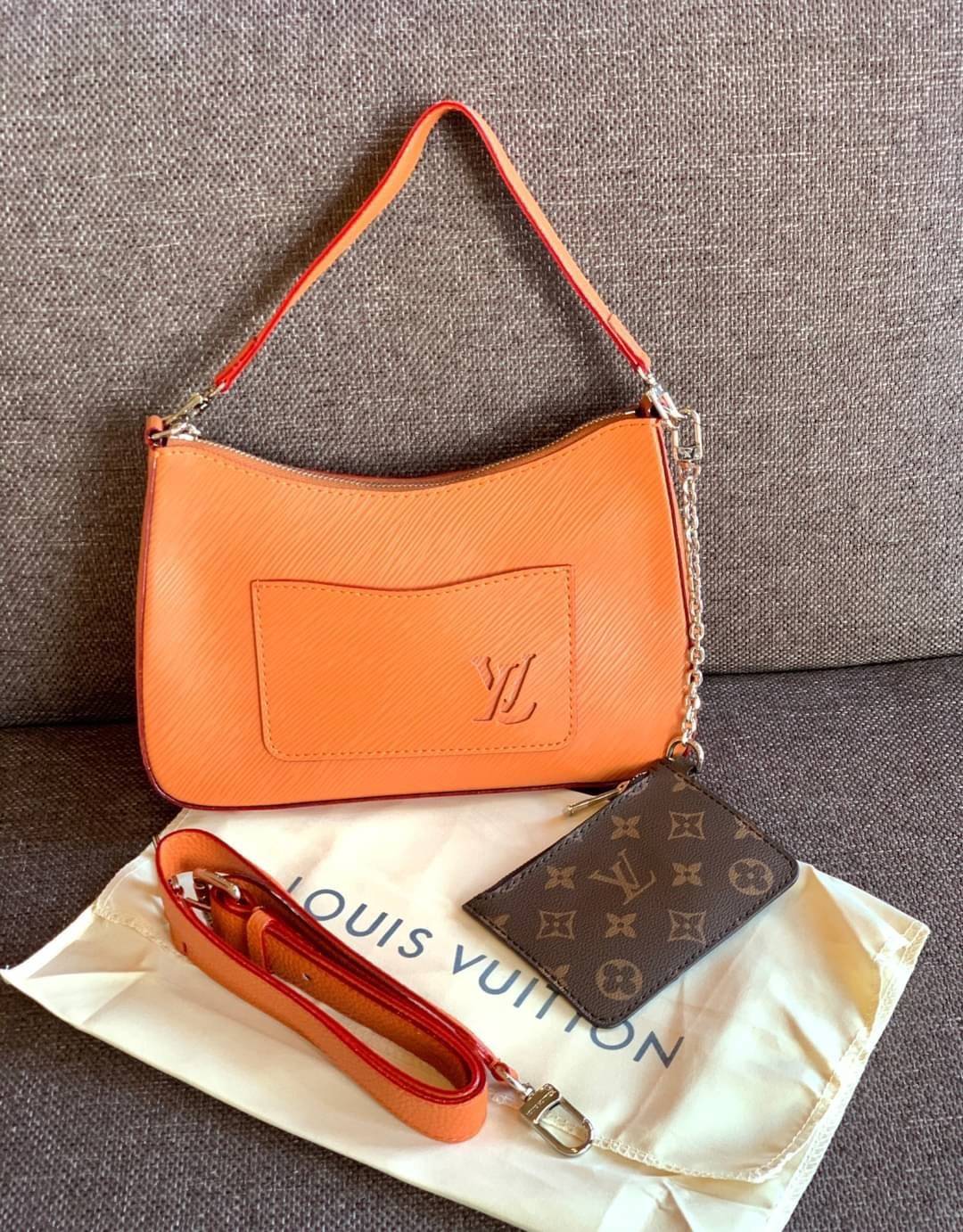 VIP 🥂 LOUIS VUITTON MARELLR EPI LEATHER รุ่นนี้ลายหนังเป็นลายไม้ มีโลโก้แบรนด์แบบฉลุด้านหน้า มาพร้อมกระเป๋าใบลูกแบบซิปจัดเก็บได้ตรงช่องด้านหน้า สามารถถอดออกแยกใช้งานได้ต่างหากนะคะ เปิดปิดกระเป๋าแบบซิป ภายในโล่ง สามารถใส่กระเป๋าเงินใบยาวได้;ของจุกจ