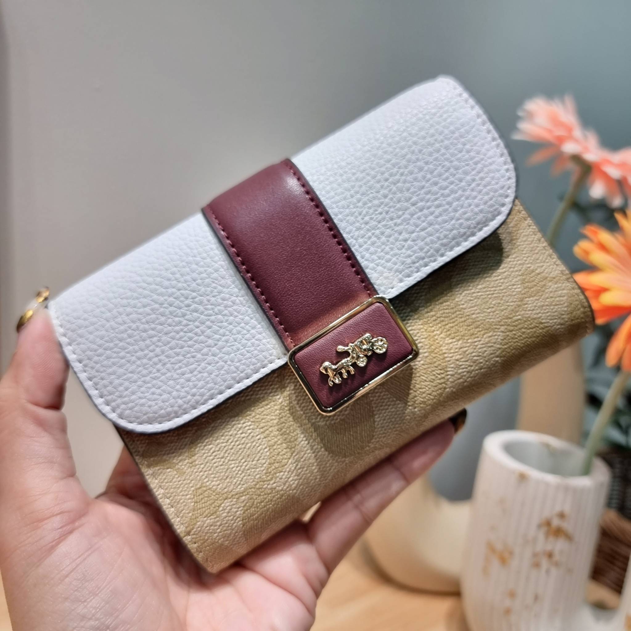 COACH MEDIUM GRACE WALLET IN SIGNATURE CANVAS CC061 CC060 CC059 พร้อมส่ง 5 สี กระเป๋าสตางค์ใบกลาง ดีไซน์หรู โดดเด่นด้วยโลโก้สไตล์วินเทจ คลาสสิค โทนสีใช้งานง่าย