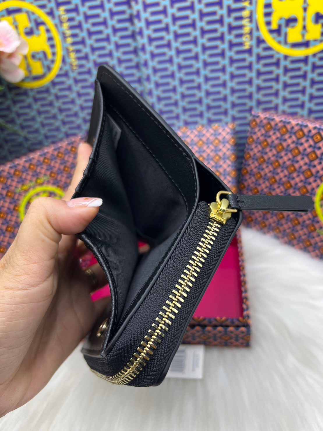 Tory Burch Charlie Mini Bi-fold Leather Wallet / Tory Wallet พร้อมส่ง กระเป๋าสตางค์ใบสั้น รุ่นใหม่ขายดี หรูหราทุกสี ดีไซน์คลาสสิค ขนาดกำลังพอเหมาะ โดดเด่นด้วยโลโก้