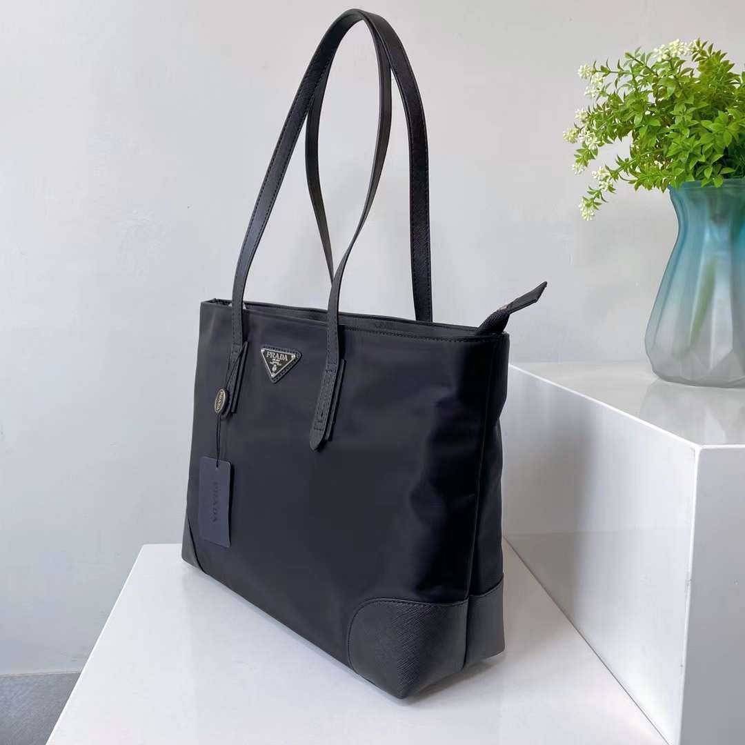 ซื้อ1ได้ถึง3 เซทสุดคุ้ม! SET PRADA TOTE BAG / PRADA SHOPPING BAG กระเป๋าเดินทางขนาดใหญ่ วัสดุ Nylon กันน้ำ อะไหล่เงิน ถือหรือสะพายไหล่ได้ น้ำหนักเบาจุของได้เยอะ เดินทางต่างจังหวัดได้สบายๆ