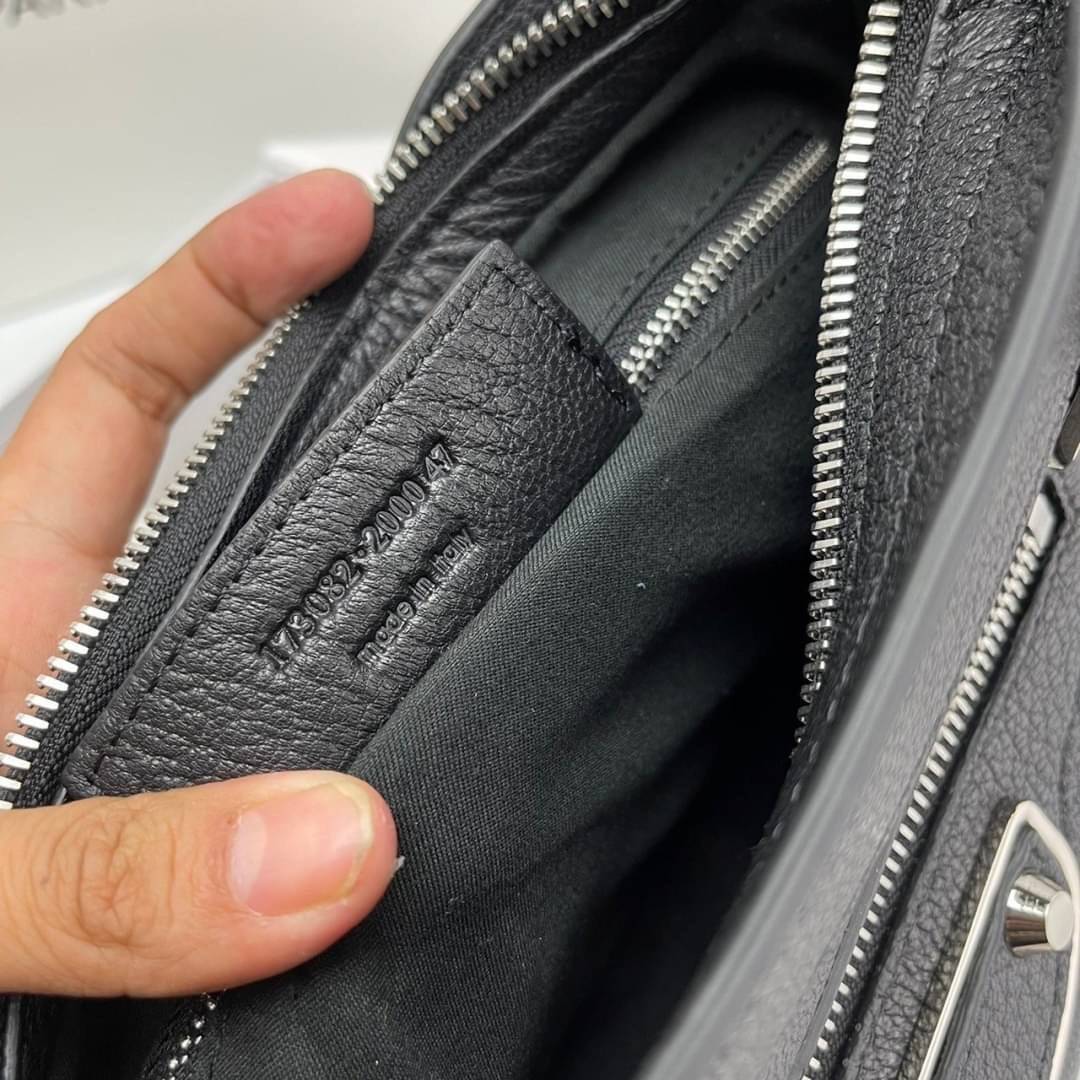 หนังแท้ BALENCIAGA CLASSIC CITY SMALL SHOULDER BAG in black Arena lambskin อะไหล่เงิน / ทอง การสร้างสรรค์ที่มีเอกลักษณ์เฉพาะตัว หรูหรา สีดำคลาสสิก วัสดุหนังแกะแท้ทั้งใบ ภายในโล่งกว้างจุของได้เยอะ เกรดออริจินอล ตอบโจทย์ได้ทุกลุค ทุกไลฟ์สไตล์ คูลๆ เท่ๆ ภาพส